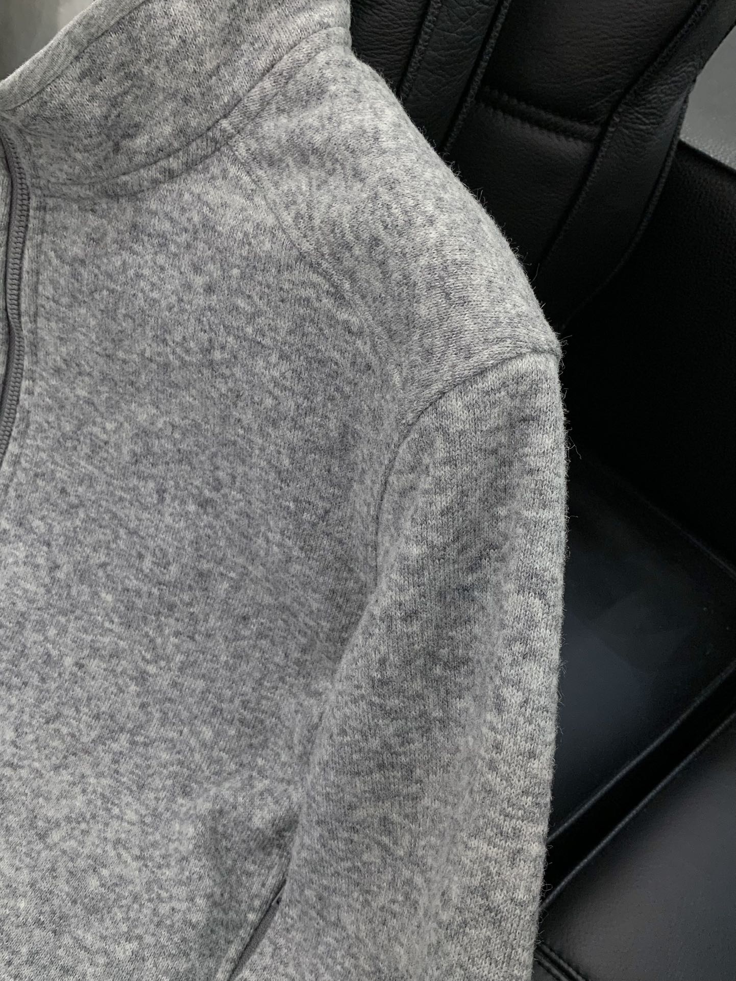 ，始祖鸟新款黑色立领拉链夹克冬季“轻暖黑科技”夹克：保暖不臃肿，质感藏在细节里，「科技面料+精致工艺」揉