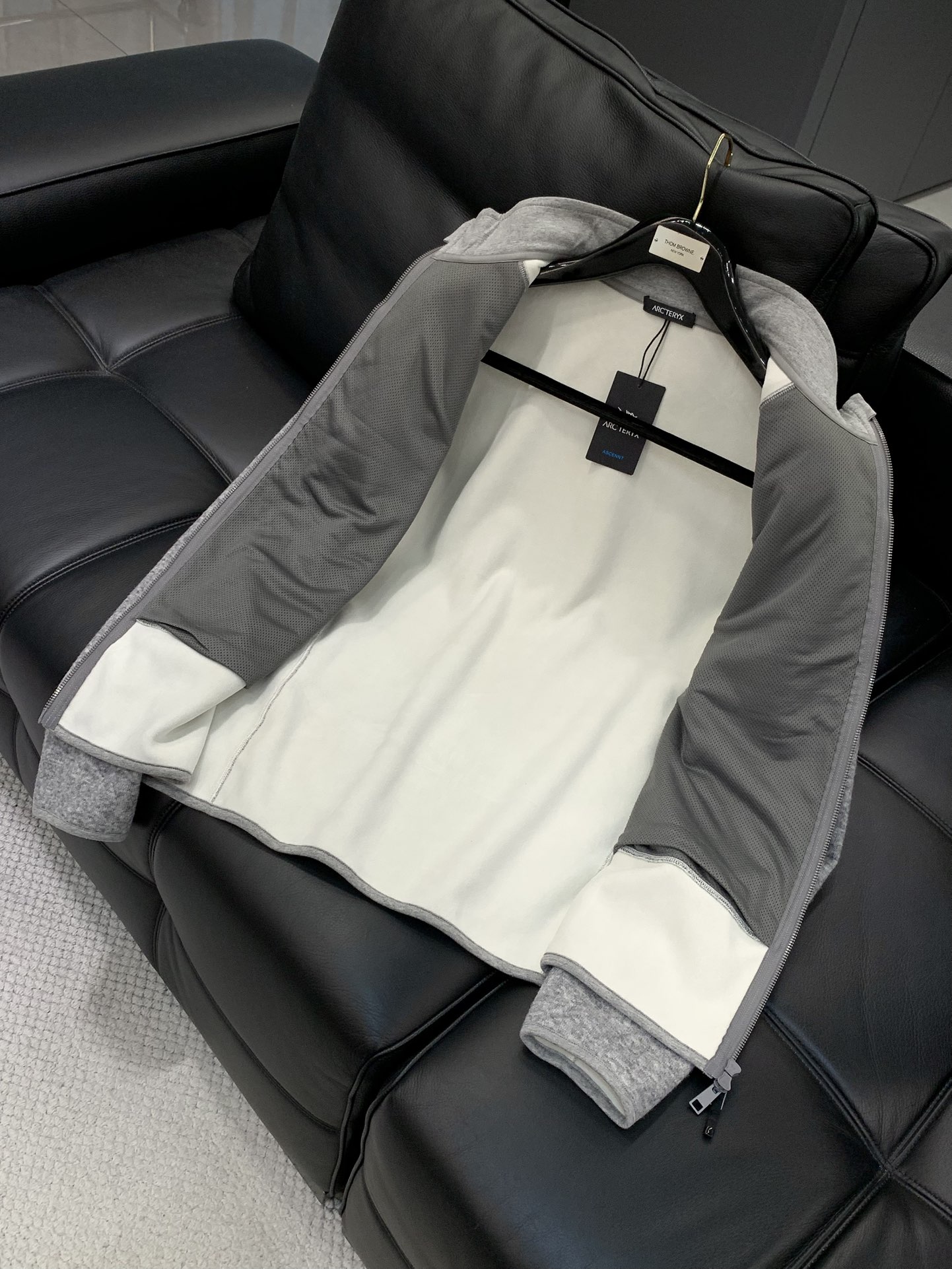 ，始祖鸟新款黑色立领拉链夹克冬季“轻暖黑科技”夹克：保暖不臃肿，质感藏在细节里，「科技面料+精致工艺」揉