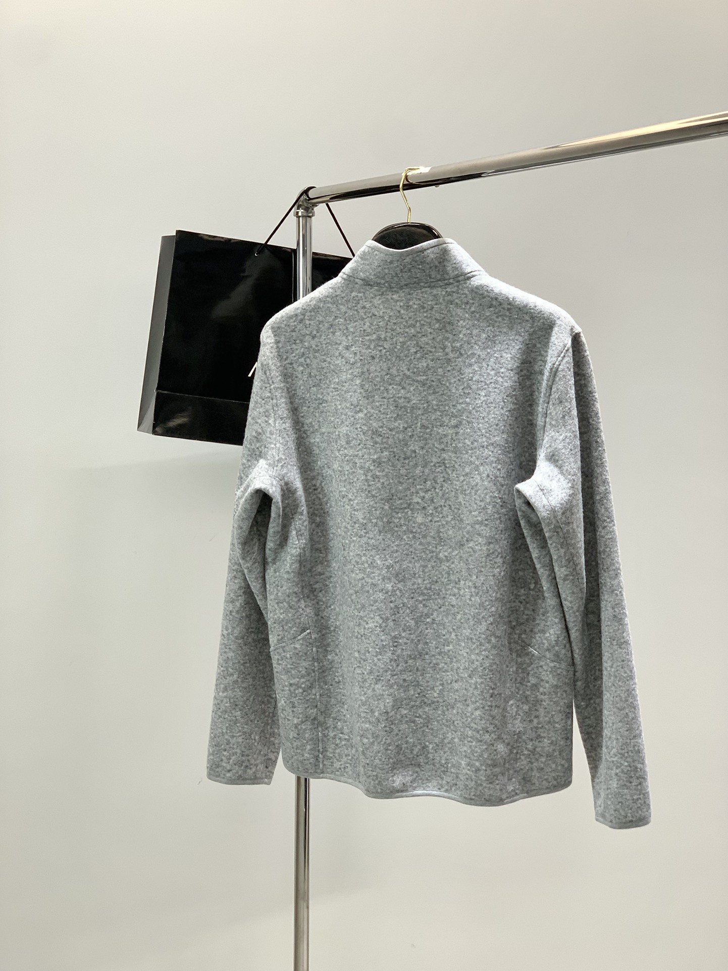 ，始祖鸟新款黑色立领拉链夹克冬季“轻暖黑科技”夹克：保暖不臃肿，质感藏在细节里，「科技面料+精致工艺」揉