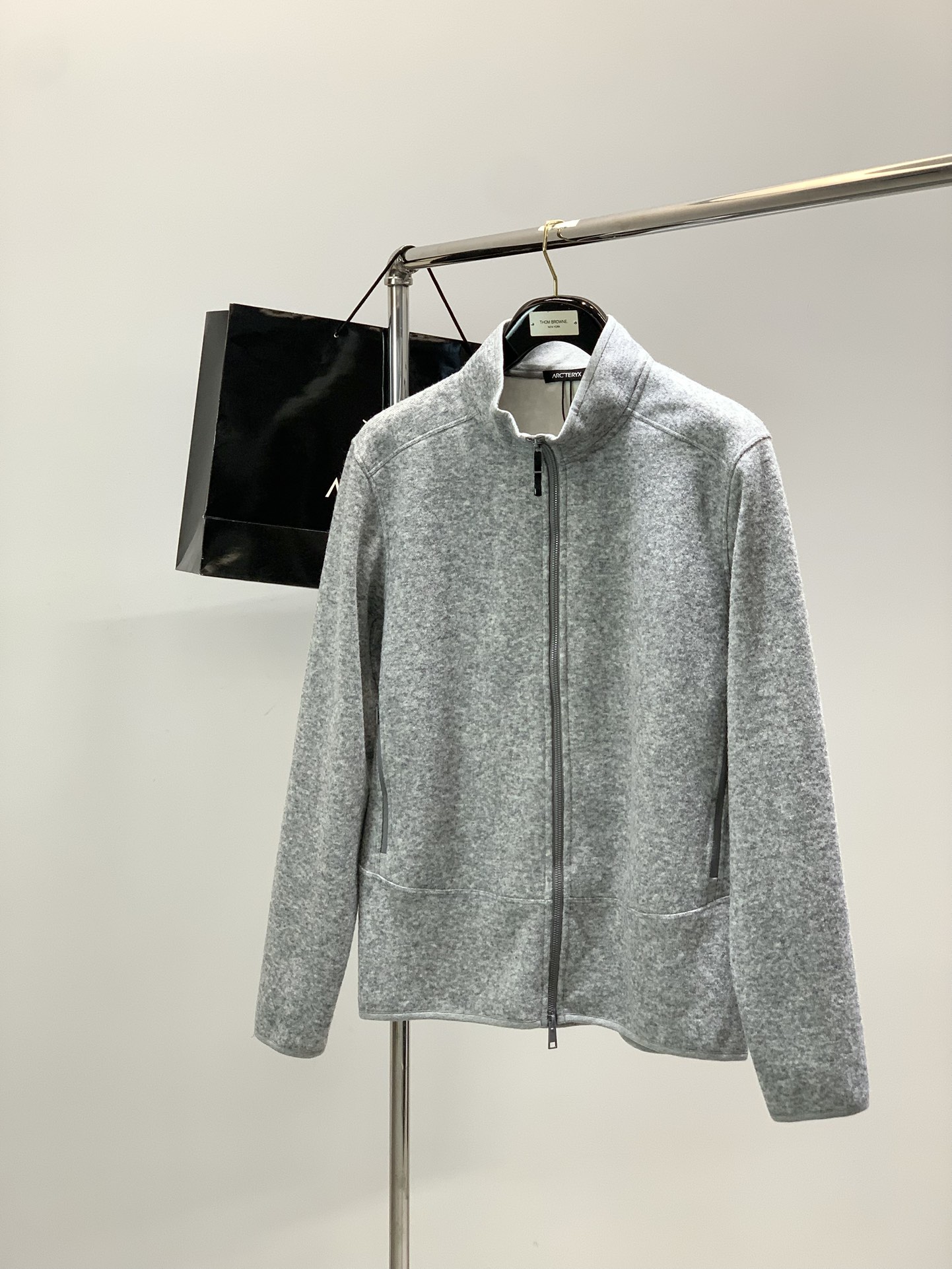 ，始祖鸟新款黑色立领拉链夹克冬季“轻暖黑科技”夹克：保暖不臃肿，质感藏在细节里，「科技面料+精致工艺」揉