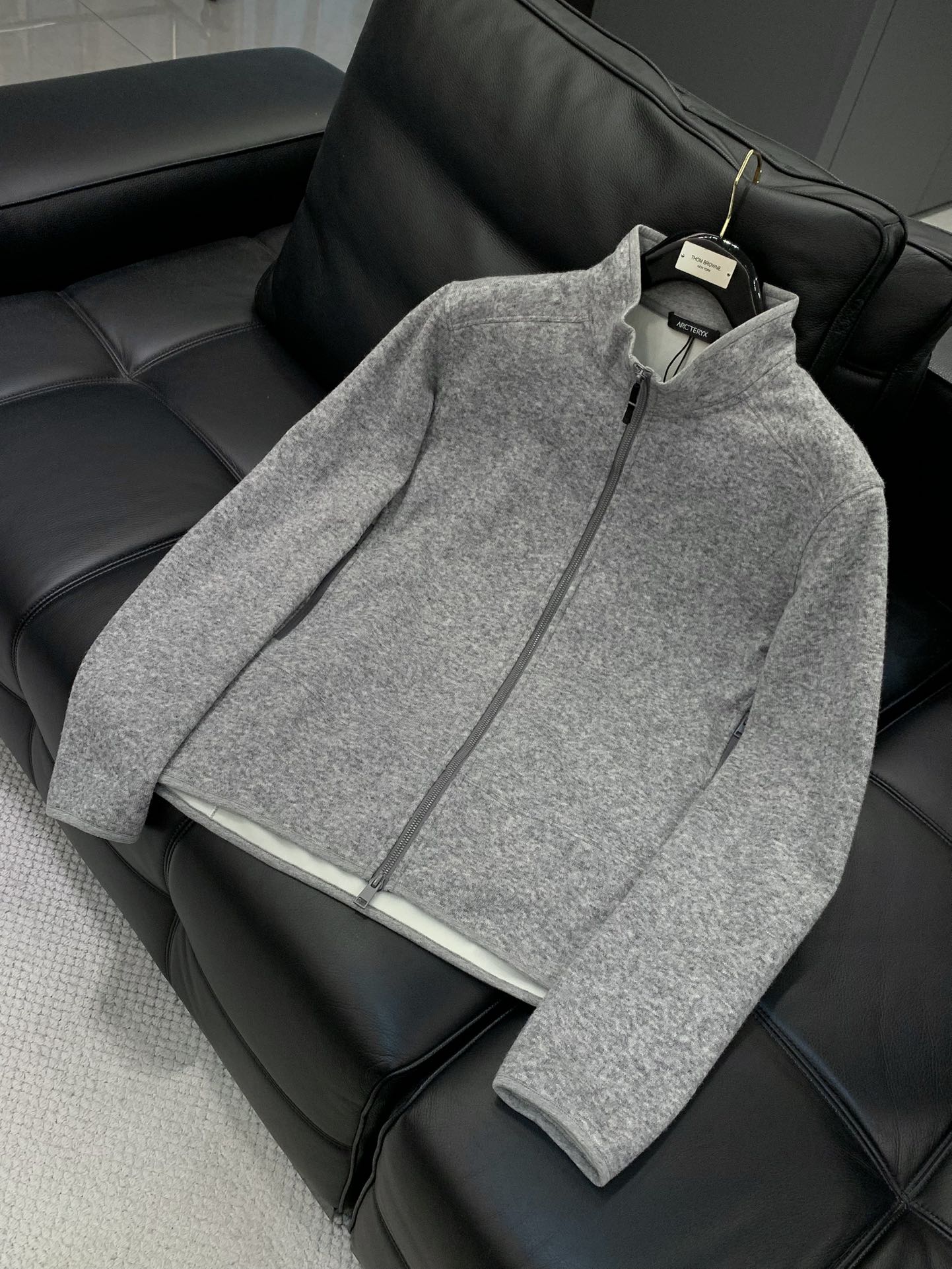 ，始祖鸟新款黑色立领拉链夹克冬季“轻暖黑科技”夹克：保暖不臃肿，质感藏在细节里，「科技面料+精致工艺」揉