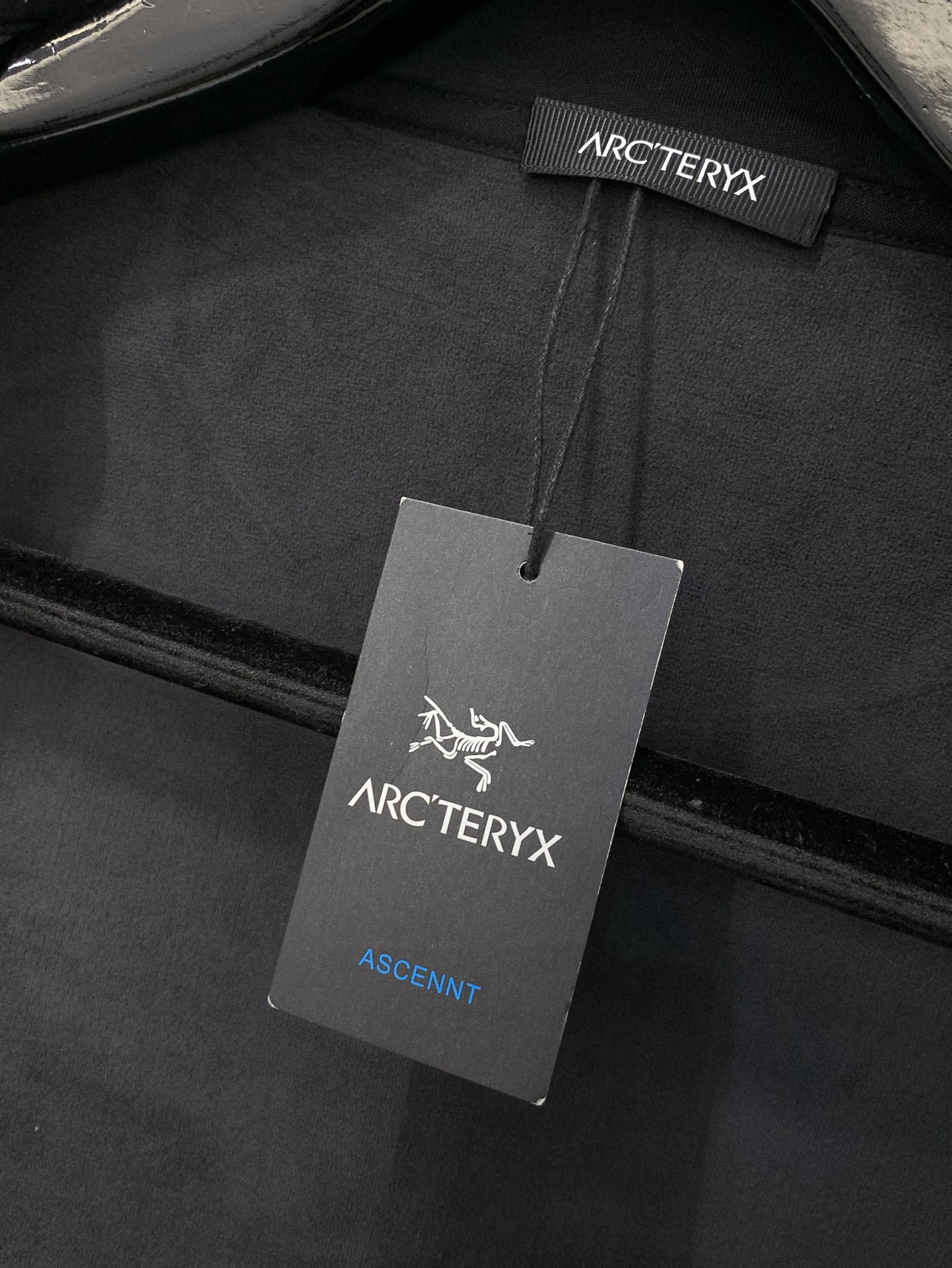 ，始祖鸟新款黑色立领拉链夹克冬季“轻暖黑科技”夹克：保暖不臃肿，质感藏在细节里，「科技面料+精致工艺」揉