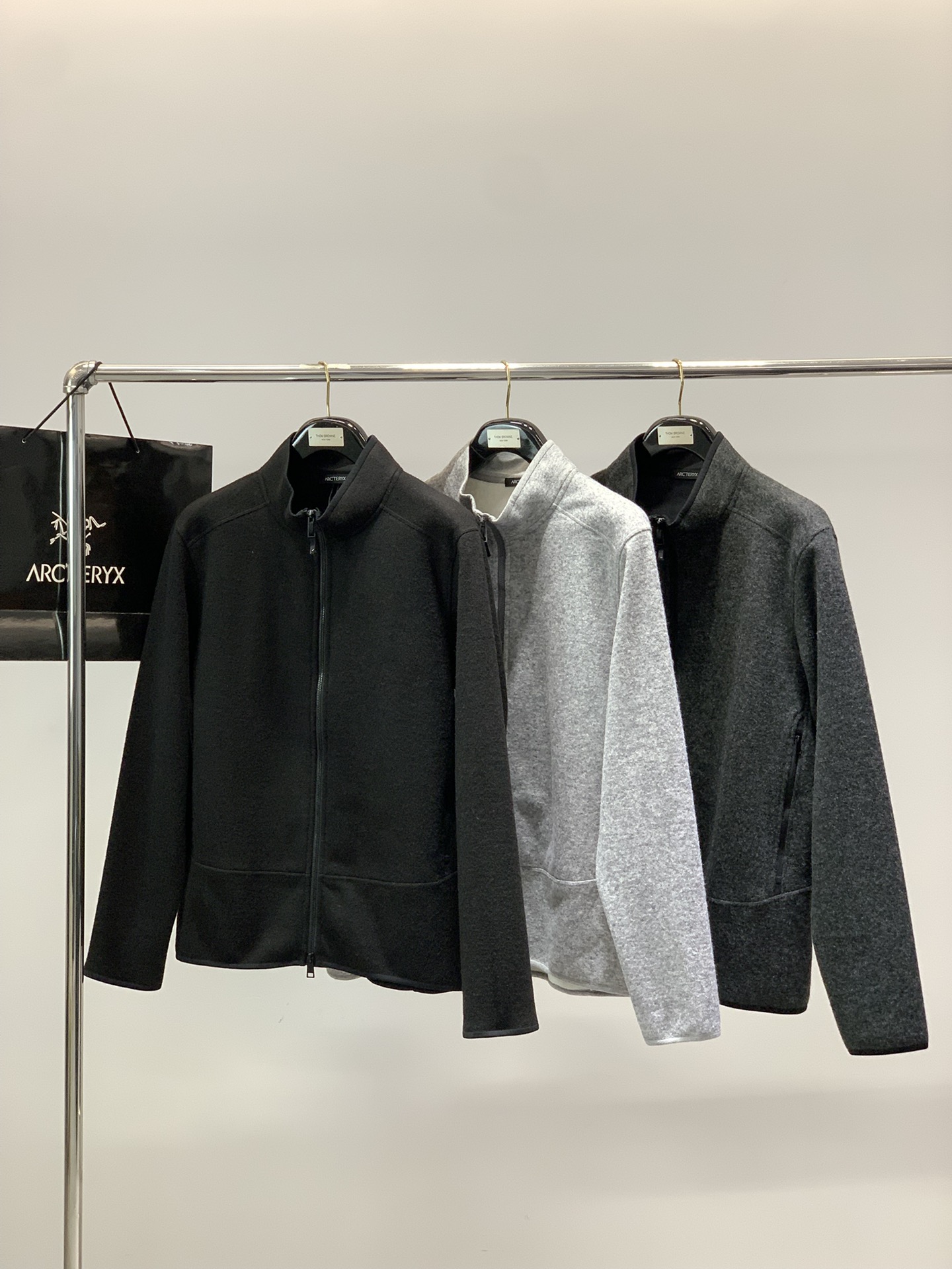 ，始祖鸟新款黑色立领拉链夹克冬季“轻暖黑科技”夹克：保暖不臃肿，质感藏在细节里，「科技面料+精致工艺」揉