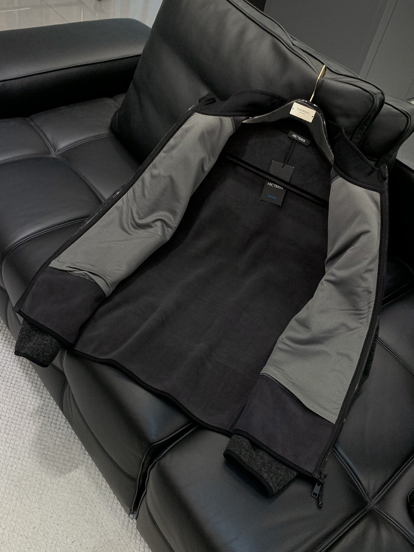 ，始祖鸟新款黑色立领拉链夹克冬季“轻暖黑科技”夹克：保暖不臃肿，质感藏在细节里，「科技面料+精致工艺」揉