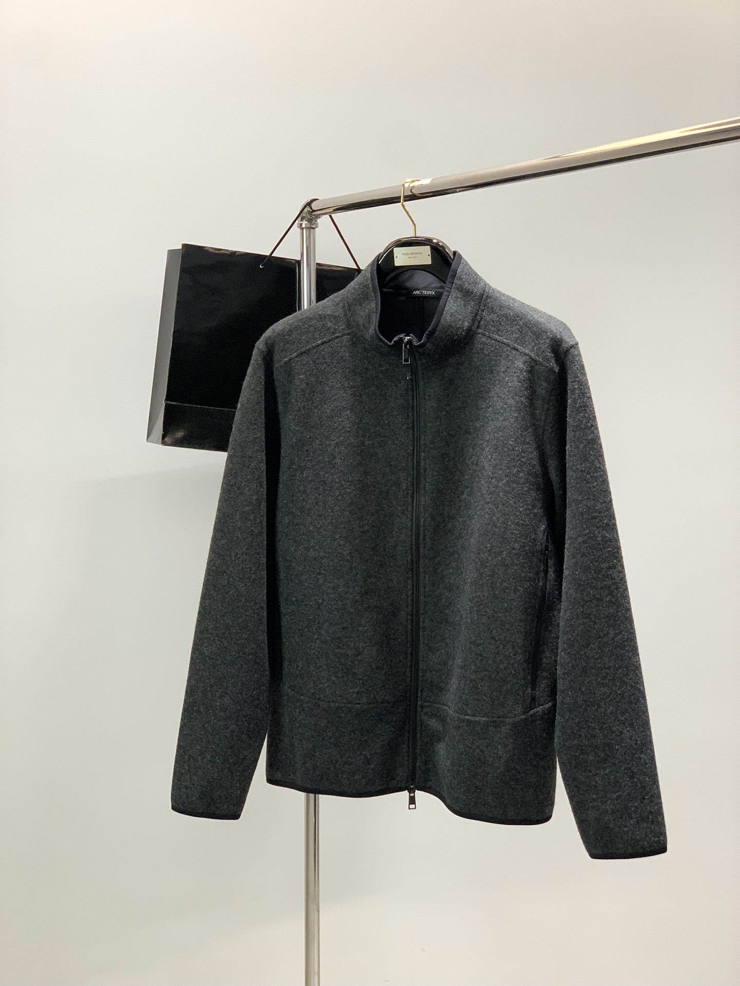 NO:656433,, Arc'teryx new black stand collar zipper jacket  The winter 'Light Warm Black Technology' jacket is warm and not bulky, and the texture is hidden in the details. 'Technical fabrics + exquisite craftsmanship' are blended into daily high-end light warm jackets. Wool + composite special velvet base fabrics lighten the heat. Wearing it in winter is like carrying a 'small heater' with you. It adopts color spinning technology + anti-pilling level 4 + color fastness level 4.  No matter how long you wear it, it still has a 'new clothes texture'. The velvet fabric (octagonal gear hollow yarn) has a cloud-like fluffy feel without weighing down the body. It is so soft that it looks like it is wrapped in a layer of cotton. The three-dimensional tailoring + the stand-up collar is neat and not bulky. It is windproof and shows spirit. The wool fabric with cuffs/neckline + customized contrasting color zipper is low-key and elegant without being monotonous. Double-head zipper and rolled cuffs.  The surface layer of the fabric is 53.6 polyester fiber, 43.5 acrylic fiber, 2.9 sheep wool (containing glue), hand wash, the washing temperature is not higher than 30C, the bottom layer is 98 polyester, 2 spandex, cannot be bleached, hang to dry, the iron soleplate temperature is not higher than 100C, normal dry cleaning is available. Size M-3XL M L XL2XL3XL Bust 110 114118122 126 Sleeve length 63  64666769 Length 67 69 717375 Shoulder width 46 47484950,arc'teryx,jackets & coats,alexander wang19860909,始祖鸟新款黑色立领拉链夹克 冬季“轻暖黑科技”夹克保暖不臃肿,质感藏在细节里,「科技面料+精致工艺」揉进日常的高端轻暖夹克,羊毛+复合特殊绒底布,轻盈裹住热量,冬天穿像随身带了“小暖炉”,采用色纺工艺+抗起毛起球4级+色牢度4级,穿再久还是“新衣服质感”,绮网绒面料（八角齿轮中空纱）,云感蓬松不压身,软到像裹了层棉花立体裁剪+立领利落不臃肿,防风还显精神,羊毛面料拼袖口/领口+定制撞色拉链,低调显贵不单调,双头拉链和滚条袖口,. 面料面层53.6聚酯纤维43.5腈纶 2.9绵羊毛(含胶)手洗洗涤温度不高于30C 底层98涤纶 2氨纶不可漂白 悬挂晾干 熨斗底板温度不高于100C可常规干洗 尺码M-3XL  M L XL2XL3XL 胸围110 114118122 126 袖长63 64666769 衣长67 69 717375 肩宽46 47484950,arc'teryx,jackets & coats,alexander wang,Men's clothing