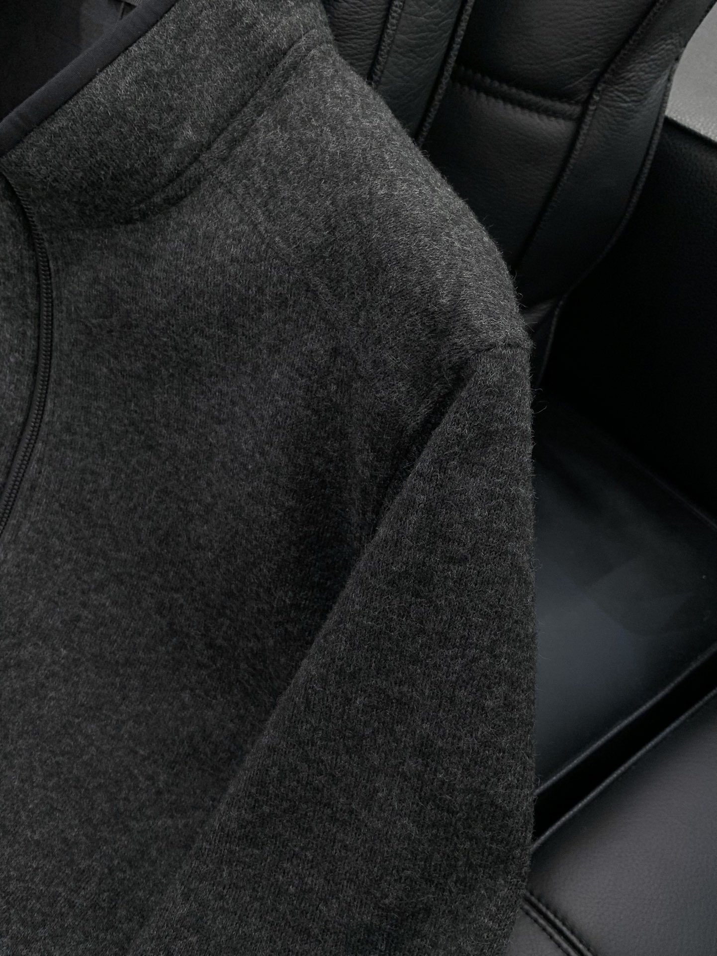 ，始祖鸟新款黑色立领拉链夹克冬季“轻暖黑科技”夹克：保暖不臃肿，质感藏在细节里，「科技面料+精致工艺」揉