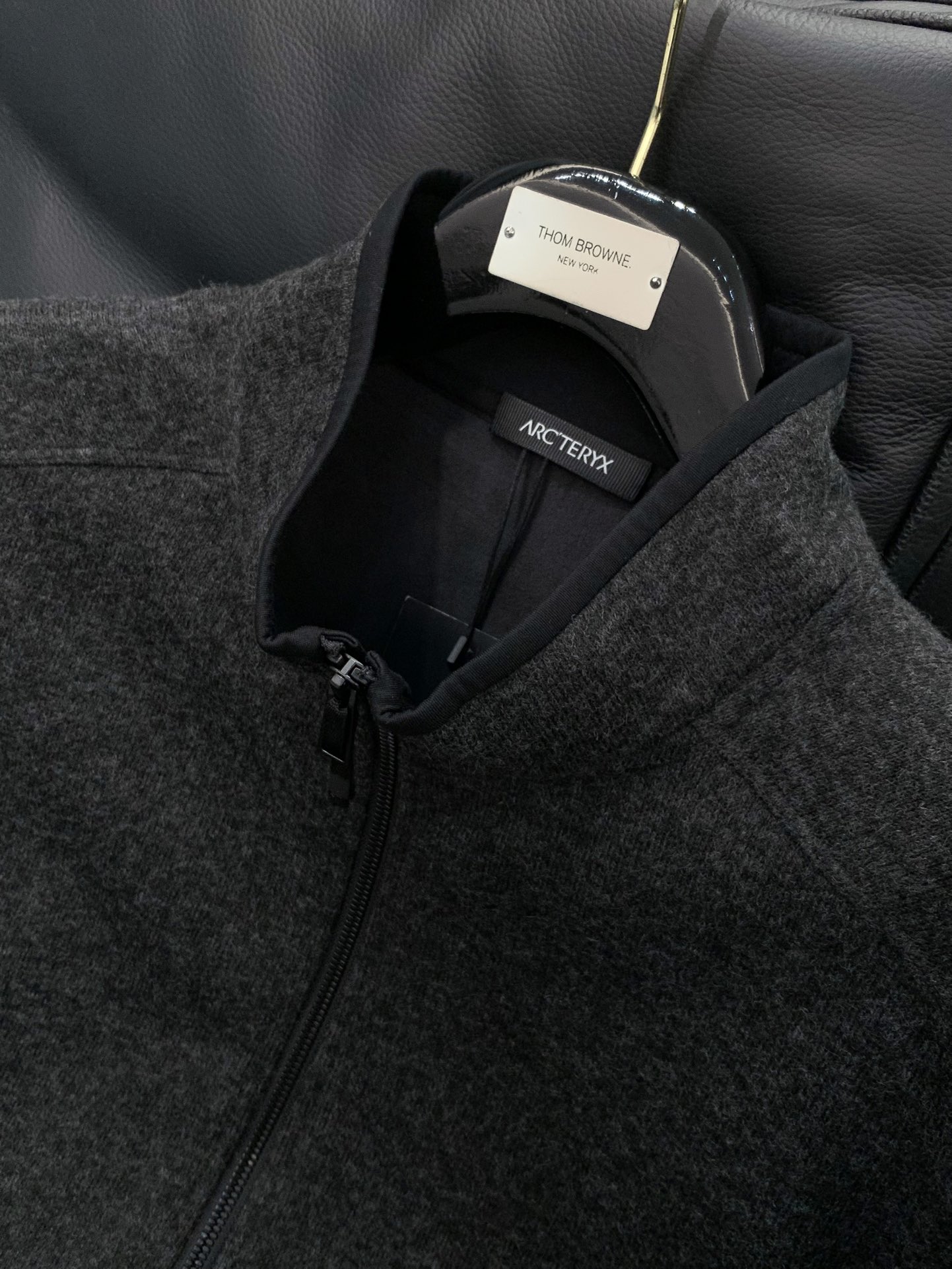 ，始祖鸟新款黑色立领拉链夹克冬季“轻暖黑科技”夹克：保暖不臃肿，质感藏在细节里，「科技面料+精致工艺」揉