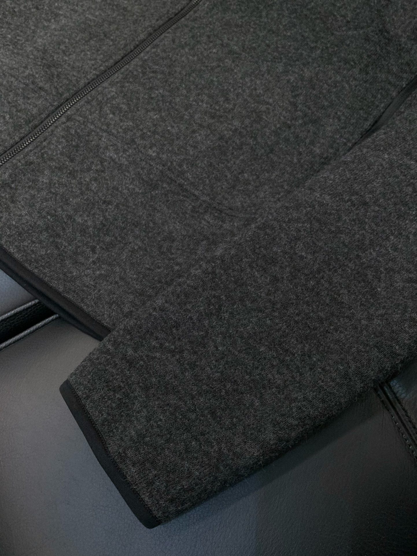 ，始祖鸟新款黑色立领拉链夹克冬季“轻暖黑科技”夹克：保暖不臃肿，质感藏在细节里，「科技面料+精致工艺」揉