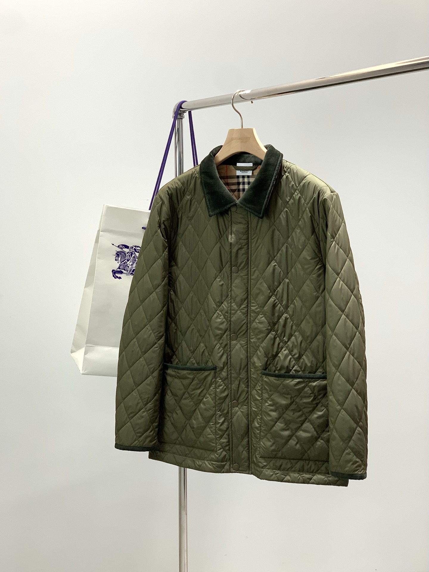 NO:656442,, BBR's new lapel green plaid cotton jacket. Fabric polyester fiber. Cotton lining. Hand wash at a temperature not higher than 30C. Filling: 55% mulberry silk, non-bleachable, 45% sheep wool. New product | Rudolph's three-proof heat-storage rhombus cotton jacket, golden combination of mulberry silk and sheep wool. A luxury choice for lightweight protection. When the smoothness of matte silk meets the zero-loading cloud, this cotton jacket redefines 'lightweight protection' and 'comfortable touch'!  Made of 15D microfiber fabric, it is as thin as a feather but has an 'indestructible body' - Rudolph's three-proof technology (waterproof, oil-proof, anti-fouling) can easily cope with daily splashes and stains, and the back is calendered and lint-proof, saying goodbye to annoying velvet; it is also equipped with heat storage black technology, and the warmth retention power is straight up!  The middle layer is a 'golden combination' of 55% mulberry silk + 45% sheep wool, which combines the four advantages of lightness, warmth, breathability, and skin-friendliness. Wearing it is like being wrapped in clouds without any sense of weight. The details are hidden in all the cotton corduroy splicing.  The contrasting colors of the collar and pockets instantly enhance the texture; the placket is customized with ideal same-color zippers + metal snap buttons, which coexist with practicality and style; regular diamond-shaped quilting is presented simultaneously from the front to the inside, and the inner plaid quilting + magnetic buckle patch pockets,  Size M-3XL M L19860909,BBR 新款翻领绿色格子棉服 面料聚酯纤维 里料棉手洗洗涤温度不高于30C 填充物55桑蚕丝不可漂白 45绵羊毛 重磅新品｜鲁道夫三防蓄热菱格棉服,桑蚕丝绵羊毛黄金组合,轻量防护的奢级之选,当雾绸柔滑遇上云羽零负重,这款棉服重新定义“轻量防护”与“舒适触感”！采用15D超细纤维面料,轻薄如羽却有“金刚不坏之身”——鲁道夫三防工艺（防水、防油、防污）轻松应对日常泼溅污渍,背面轧光无胆防绒,告别恼人钻绒；更搭载蓄热黑科技,保暖力直线UP！中间夹层是55桑蚕丝+45绵羊毛的“黄金组合”,把轻盈、保暖、透气、亲肤四大优点一并拿下,穿它就像被云朵包裹却毫无负重感～细节更是处处藏心机全棉灯芯绒拼接领口、口袋边缘,同色系撞色瞬间提升质感；门襟定制ideal同色拉链+金属四合扣,实用与格调并存；规则菱形格绗缝从面到里同步呈现,内里格纹绗缝+磁吸扣贴袋, 尺码M-3XL  M L XL 2XL3XL 胸围116120 124 128132 袖长62 6465 67 68 衣长7476 7880 82 肩宽4849 5152 53 悬挂晾干 熨斗底板温度不高于100C可常规干洗,,gold,alexander wang,Men's clothing