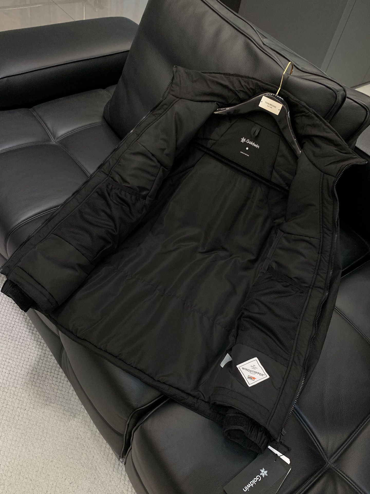 ，Glodwin GORE-TEX WINDSTOPPER Puffy Tac Jacket极简主义设计