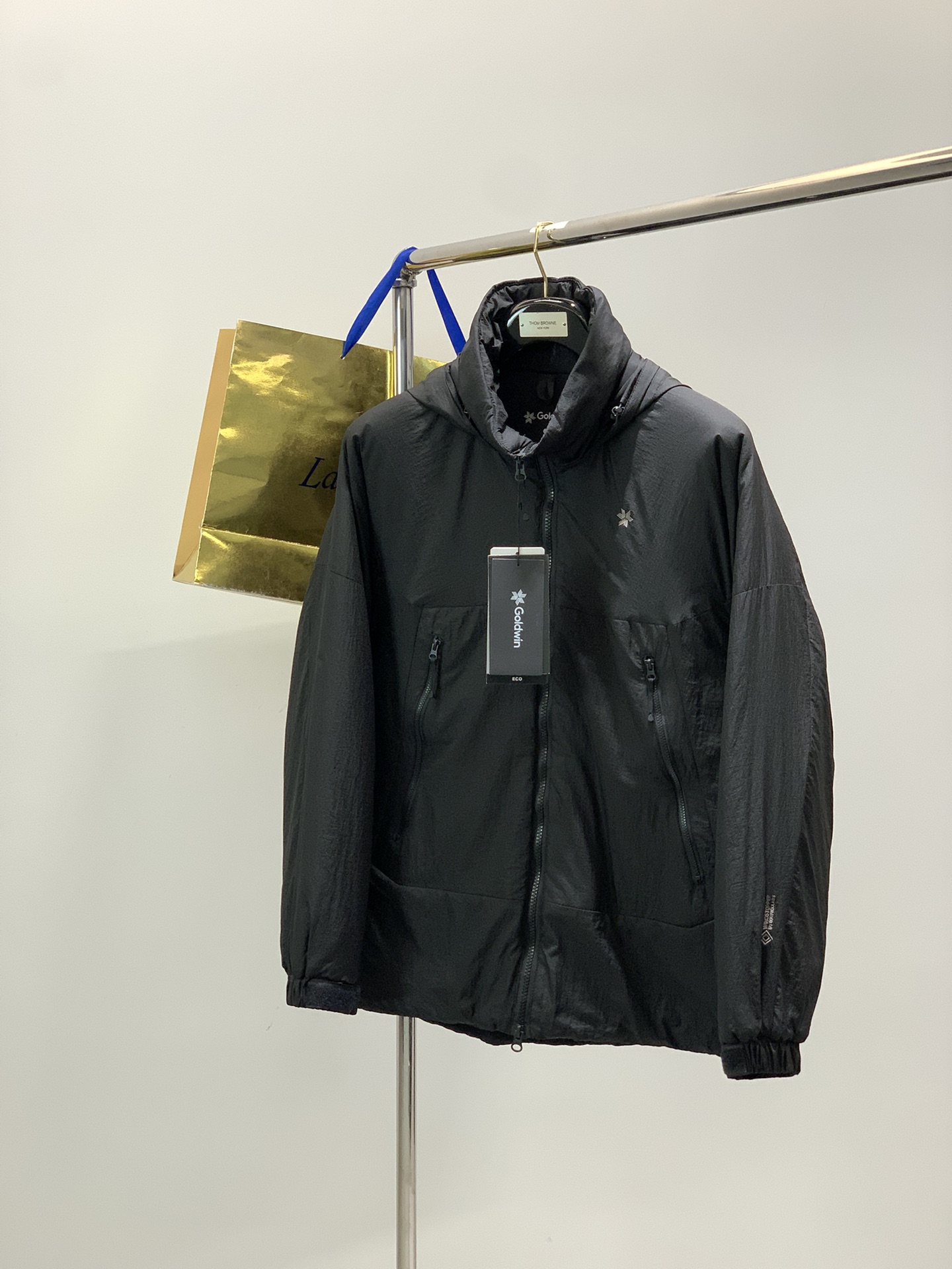 ，Glodwin GORE-TEX WINDSTOPPER Puffy Tac Jacket极简主义设计