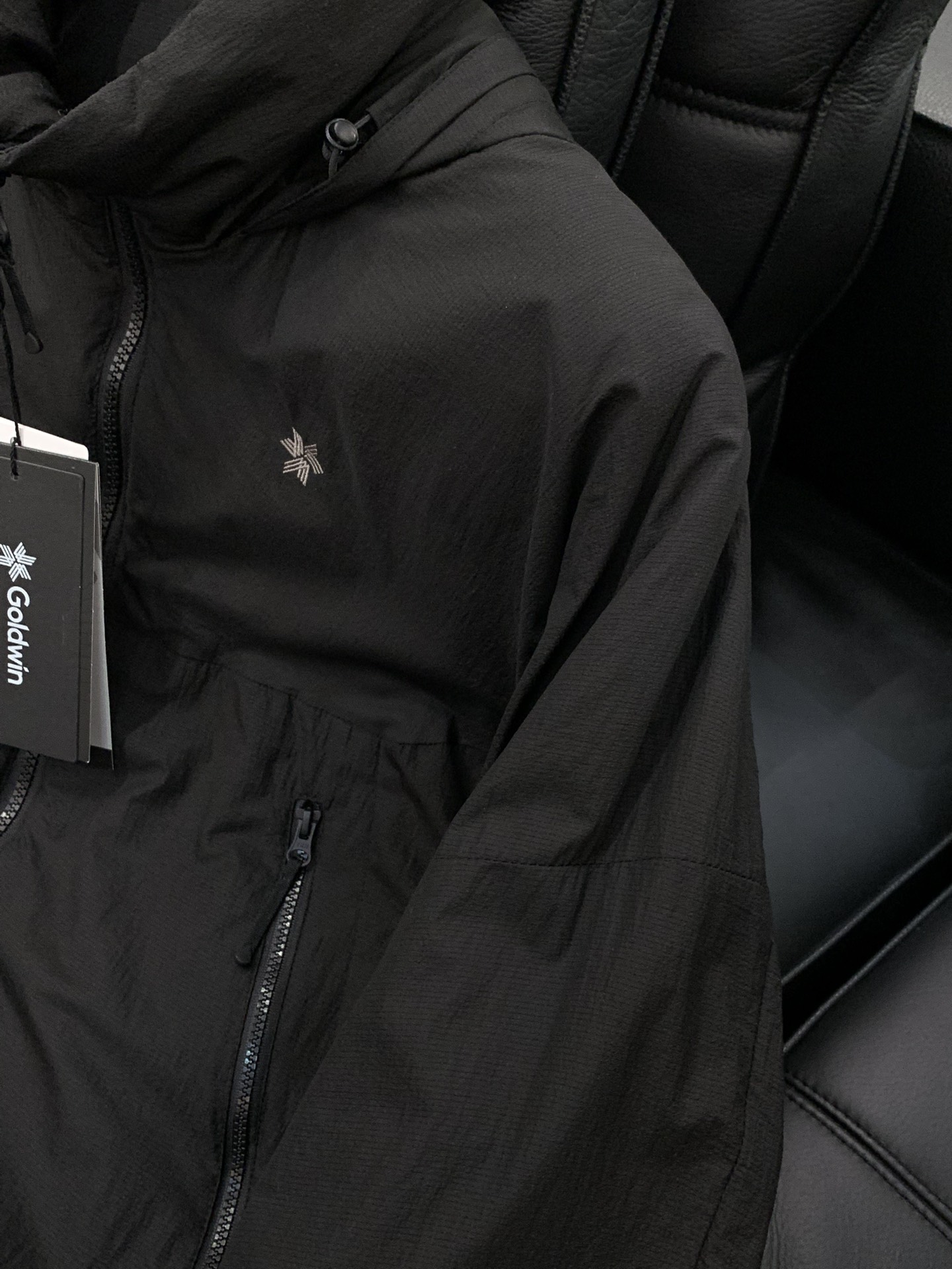 ，Glodwin GORE-TEX WINDSTOPPER Puffy Tac Jacket极简主义设计
