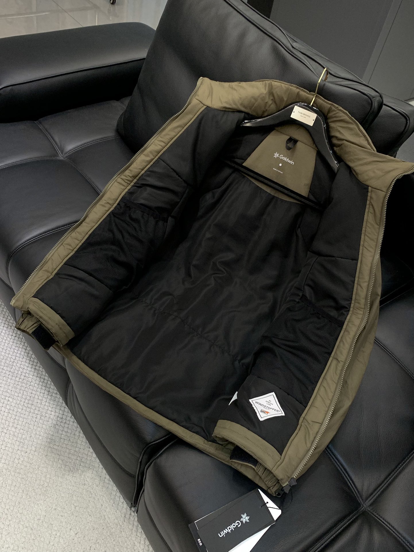 ，Glodwin GORE-TEX WINDSTOPPER Puffy Tac Jacket极简主义设计