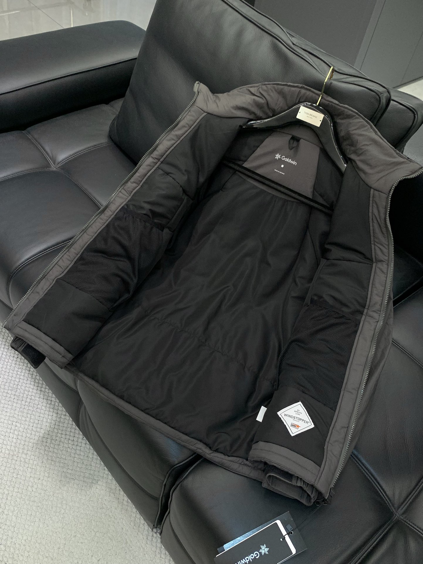 ，Glodwin GORE-TEX WINDSTOPPER Puffy Tac Jacket极简主义设计