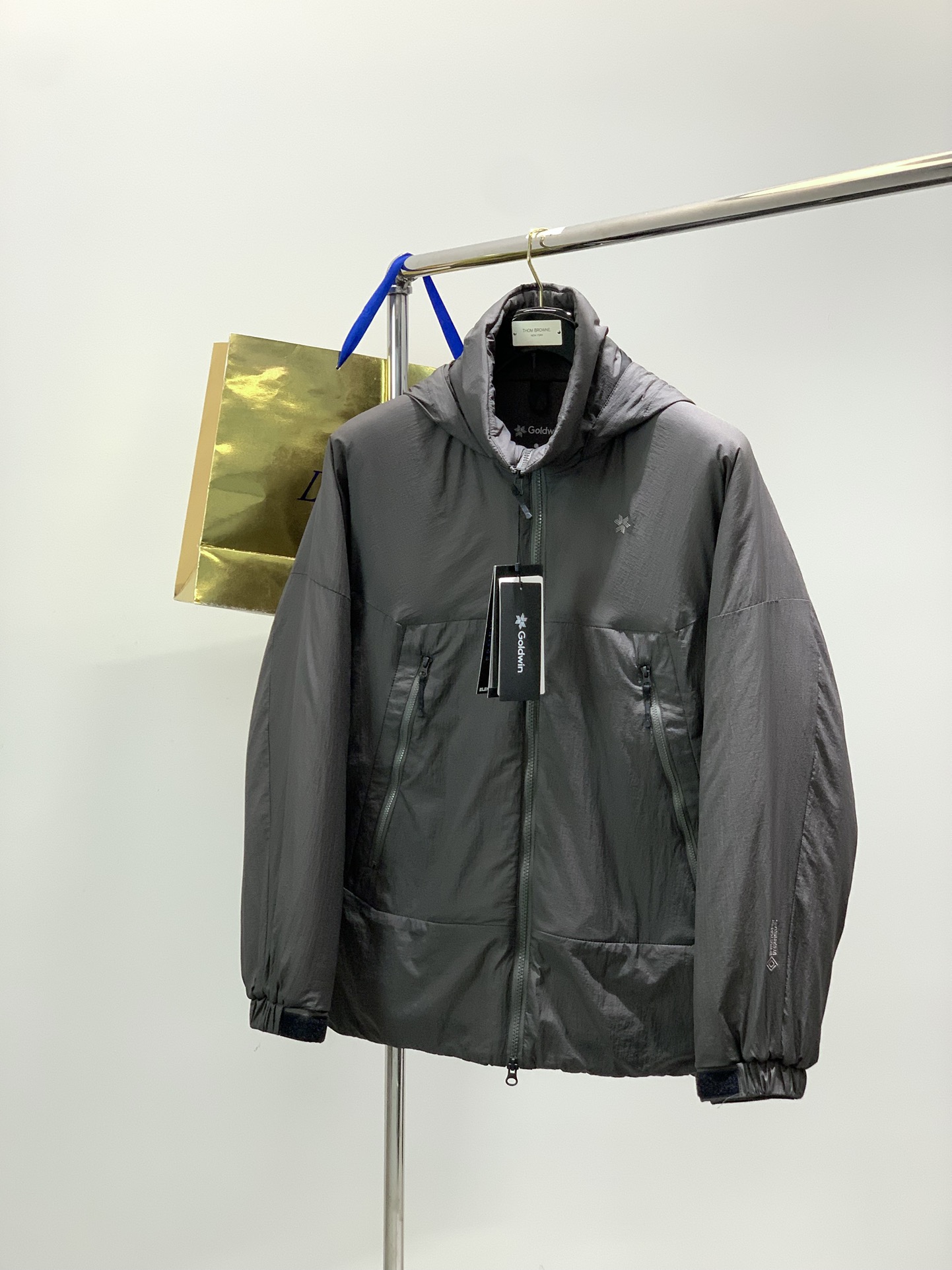 NO:656443,, Glodwin GORE-TEX WINDSTOPPER Puffy Tac Jacket is a fluffy pleated warm cotton jacket with minimalist design and comfort. The outer layer is made of Pertex Quantum, which is light and soft in texture. The inner lining is GORE-TEX LABS, which is very windproof and moisture-permeable. There is a drawstring at the hem and Velcro on the cuffs, so the silhouette can be adjusted freely. The hood can be stored in the collar and can be stood up when not worn. It can be switched freely between hooded and hoodless.  Black, khaki, gray green Size 2 3 4 5 corresponds to S M L19860909,Glodwin GORE-TEX WINDSTOPPER Puffy Tac Jacket 极简主义设计和舒适性的蓬松褶皱保暖棉夹克,外层采用Pertex Quantum,质地轻盈柔软,内衬GORE-TEX LABS防风和透湿性都很好. 衣服下摆有抽绳,袖口有魔术贴,可以自由调节廓形. 帽子可收纳在衣领里,不戴时可立起来,有帽和无帽自由切换. 黑色,卡其色,灰绿色 尺码2 3 4 5 对应S M L XL  SM L XL 胸围122126 130 134 衣长 71737577 下摆 6062 6466 袖长 75777981,,jackets & coats,hats,alexander wang,Men's clothing