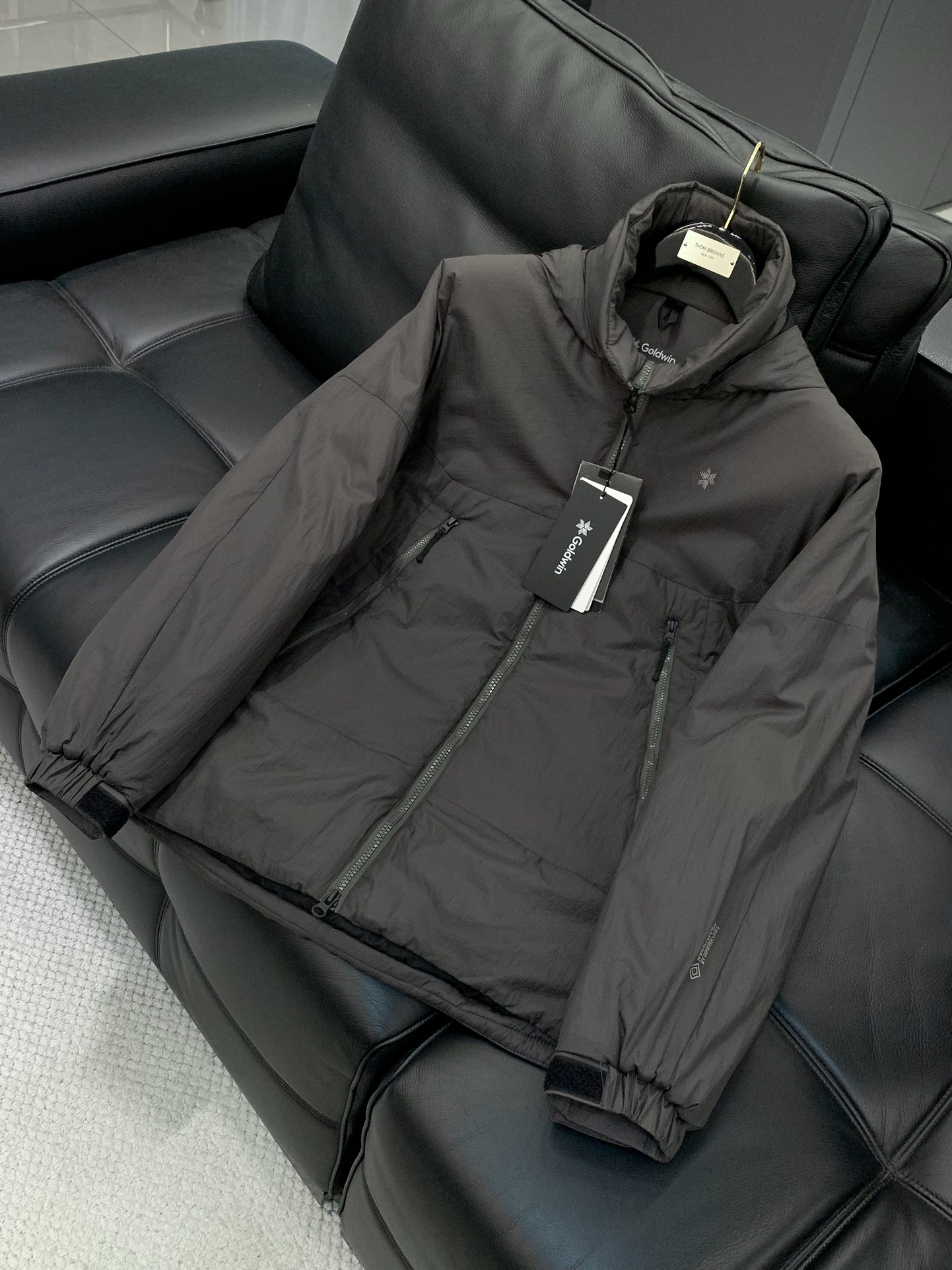 ，Glodwin GORE-TEX WINDSTOPPER Puffy Tac Jacket极简主义设计