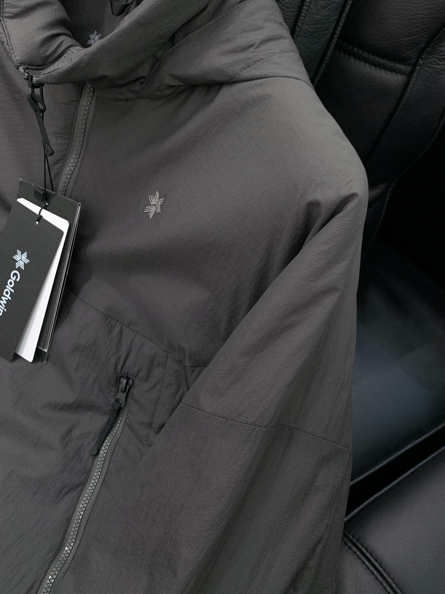 ，Glodwin GORE-TEX WINDSTOPPER Puffy Tac Jacket极简主义设计