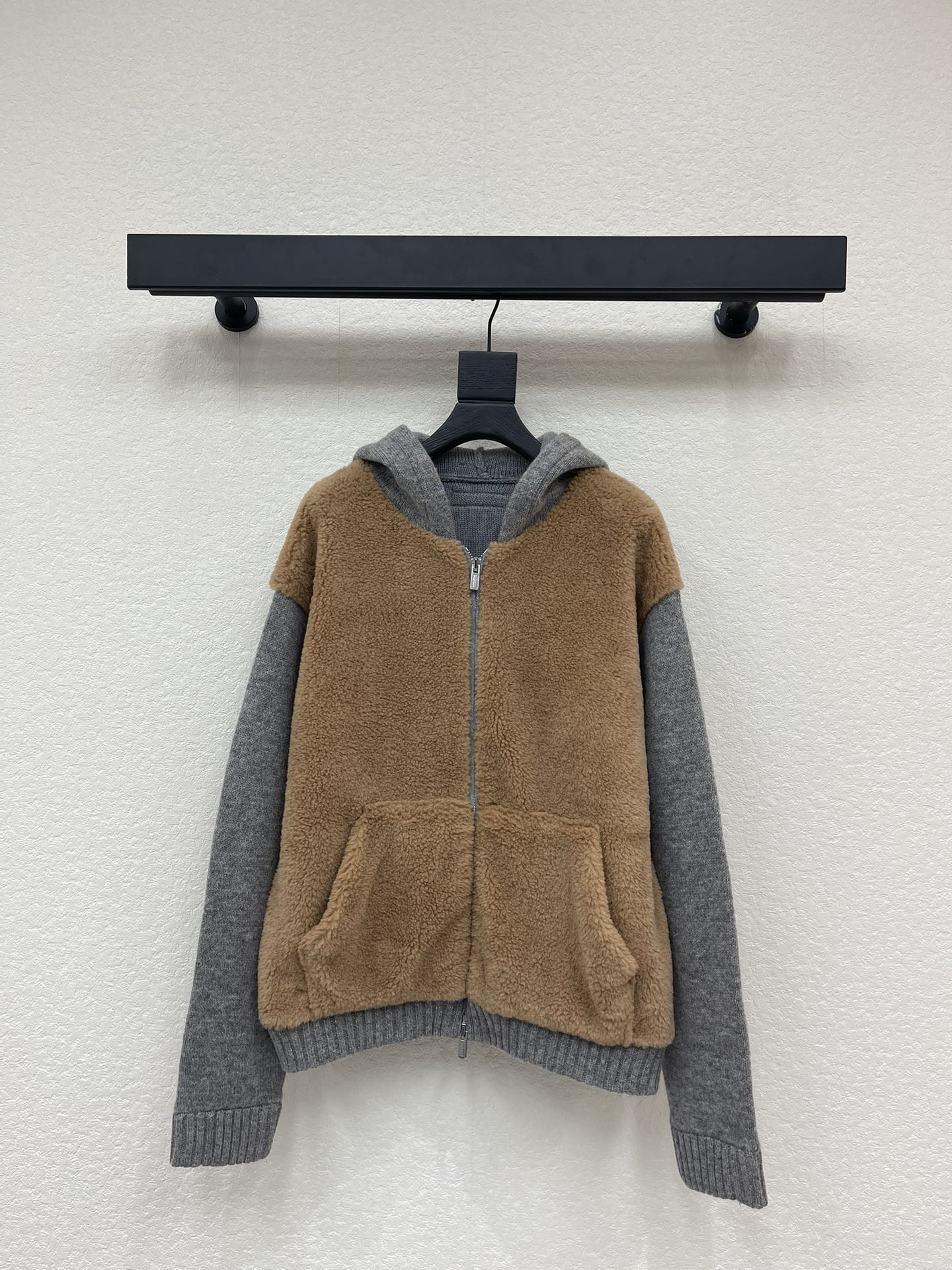 NO:663340,*New autumn and winter cashmere and lambswool zipper jackets. The ingenious combination of exquisite materials and yarns defines the essence of this garment. The casual style of the zipper bomber jacket meets unique craftsmanship, blending Shetland wool and cashmere, and adding rich texture with contrasting lambswool inserts!  SML,,jackets & coats,jackets & coats, 19860909*秋冬新款羊绒和羊羔毛拉链夹克外套.精致材质与纱线的巧妙结合定义了这件服装的精髓.拉链飞行夹克的休闲风格与独特工艺相遇,融合设得兰羊毛和羊绒,并以撞色羊羔毛嵌饰增添丰富质感！SML,,jackets & coats,jackets & coats, ,Women's clothing