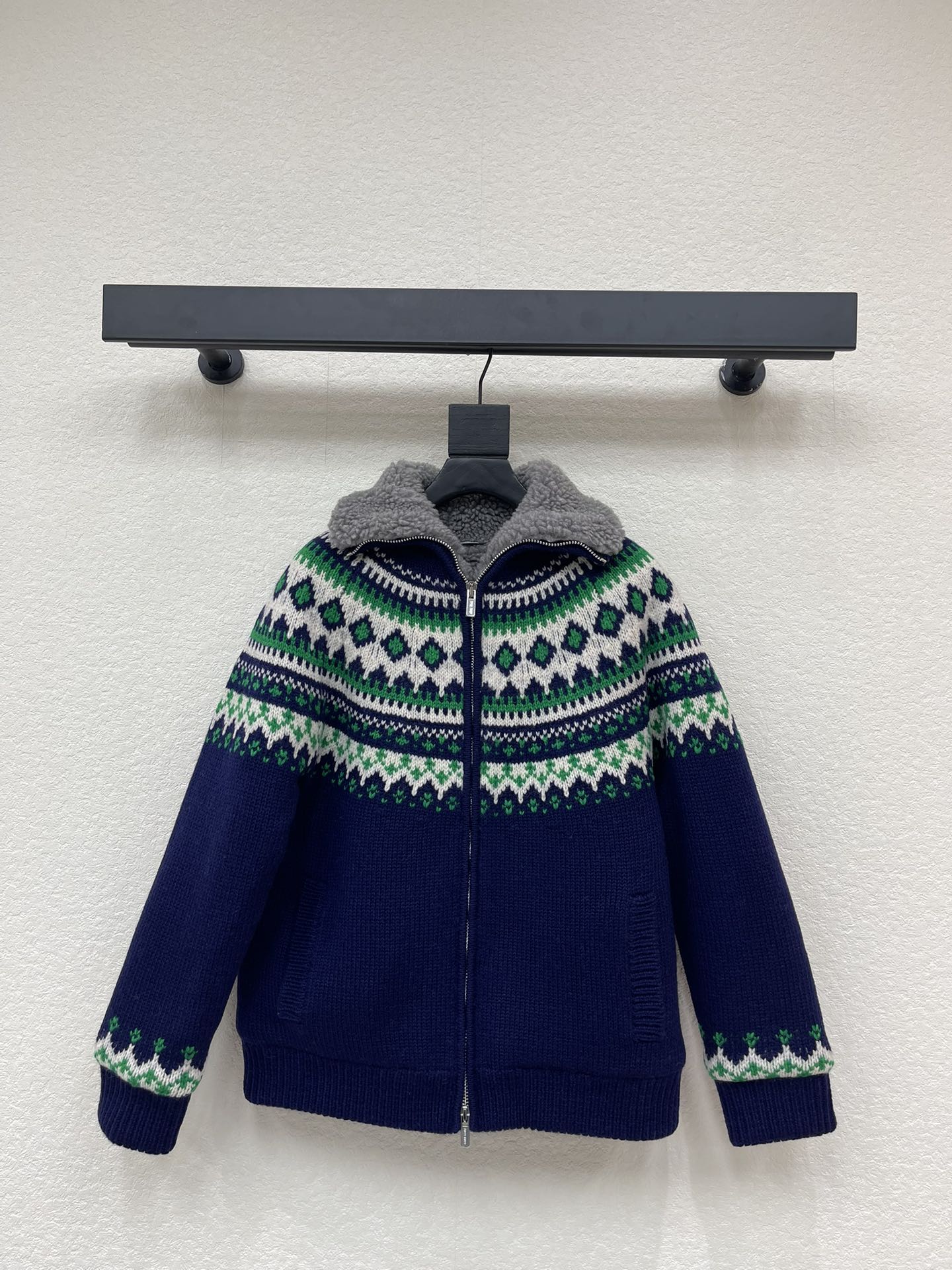 NO:663337,*New Knitted Fair Isle Sweater Zip Knit Cardigan Jacket for Fall and Winter. This wool cardigan's classic Scottish pattern enhances its lines and texture, while its seamless construction and fleece lining combine the charm of traditional knitwear with modern technology and style. SML,,jackets & coats,sweaters, 19860909*秋冬新款针织费尔岛毛衣拉链针织开衫外套.这款羊毛开衫的经典苏格兰图案提升了其线条和质地,而无缝结构和抓绒内衬则将传统针织品的魅力与现代技术和风格相结合.SML,,jackets & coats,sweaters, ,Women's clothing