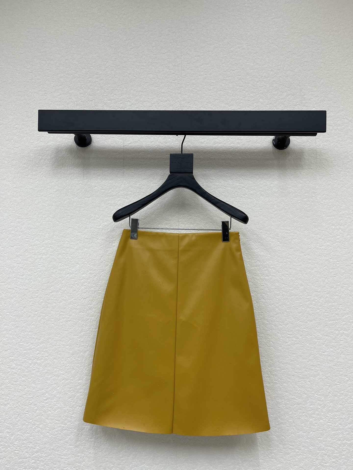 NO:663377,*The new leather logo skirt for autumn and winter. The yellow glossy skirt is made of satin material, with a smooth and layered surface. It has an A-line cut and a moderate length, which can be easily managed for commuting and leisure. The elastic waist design is comfortable and easy to put on and take off. The bright yellow color is super energetic. SML,, skirts,  19860909*秋冬新款皮质徽标半裙.黄色光泽半身裙采用缎面材质,表面光滑有层次感,A字版型剪裁,长度适中,通勤休闲都能轻松驾驭,腰部松紧设计,舒适又方便穿脱,亮黄色超显活力.SML,,skirts, ,Women's clothing