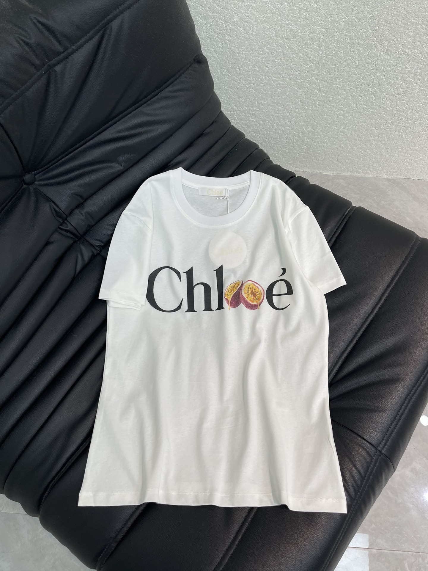 NO:663372,Chlo*26 new spring and summer passion fruit letter print short-sleeved T-shirt. Pure cotton fabric. High-density fashionable sports style. Every daily wear. Playful and age-reducing design elements full of vitality. High quality. Sizes SML, chloe, T-shirt, tees, t-shirt,  19860909Chlo*26春夏新品百香果字母印花短袖T恤 纯棉面料 高密度时髦运动风 每个日常的穿搭 俏皮减龄充满元气的设计元素 高品质 尺码SML,,chloe,T-shirt,tees，t-shirt, ,Women's clothing