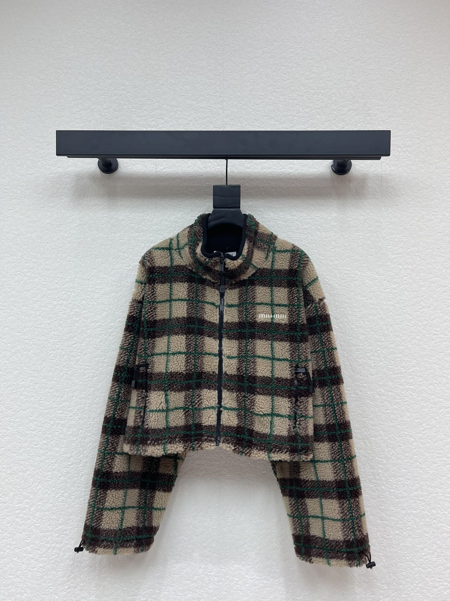 NO:665849,Miumi's new autumn and winter short lambswool plaid coat. The whole body is decorated with Teddy wool material, which is soft and comfortable, fashionable and fashionable. The short coat is cut with a stand-up collar. The zipper on the front and the letter logo on the chest are decorated to show the brand style. It is composed of three colors: dark, light brown and dark green.  Plaid pattern, grid-on-strip processing, high waste cost, dedicated to restoring the appearance of ready-made garments, differentiating market versions, overall short dropped shoulder silhouette, plush feel, soft and age-reducing, drawstring to adjust elasticity, first choice for autumn and winter wear, can be layered at will. SML  A,,miumiu,jackets & coats, 19860909Miumi秋冬新款对格短款羊羔毛格纹外套.通体饰以泰迪羊毛材质,质感柔软舒适,时髦洋气,立领短款外套剪裁,前襟拉链胸前字母徽标装饰,尽显品牌格调.深浅棕墨绿三色组成格纹图案,对格对条的处理,废料高成本,致力还原让成衣品相,区别市场版本,整体短款落肩廓形立挺,毛茸茸手感,软诺减龄,抽绳调节松紧,秋冬穿搭首选,随意叠穿均可.SML A,,miumiu,jackets & coats, ,Women's clothing