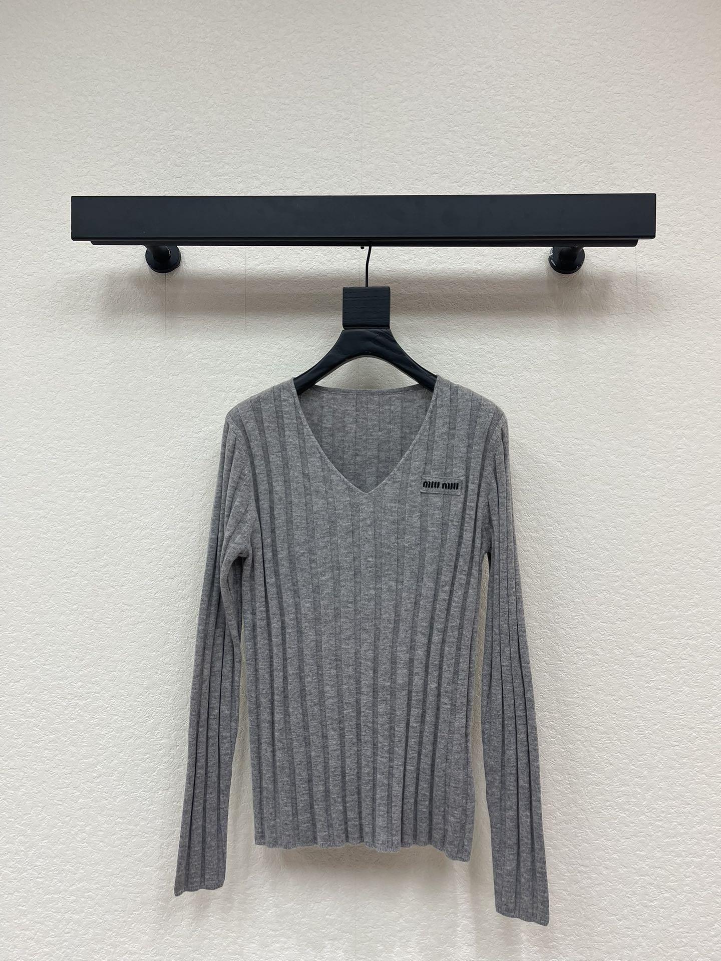 NO:663367,*26 new early autumn wool cashmere V-neck knitted sweater. The Miu silhouette is reinterpreted in this Oversize ribbed knitted sweater, using soft recycled wool and cashmere yarn, showing the essence of refreshing simplicity. This garment combines past style codes and craftsmanship innovation. SML,,miumiu,versace,sweaters, 19860909*26早秋新款羊毛羊绒V领针织毛衣.Miu 案廓形在这款Oversize罗纹针织毛衣中被重新诠释,采用柔软的再生羊毛和羊绒纱线,展现出清爽简约的精髓.这件服装融合了过去的风格密码和工艺创新.SML,,miumiu,versace,sweaters, ,Women's clothing