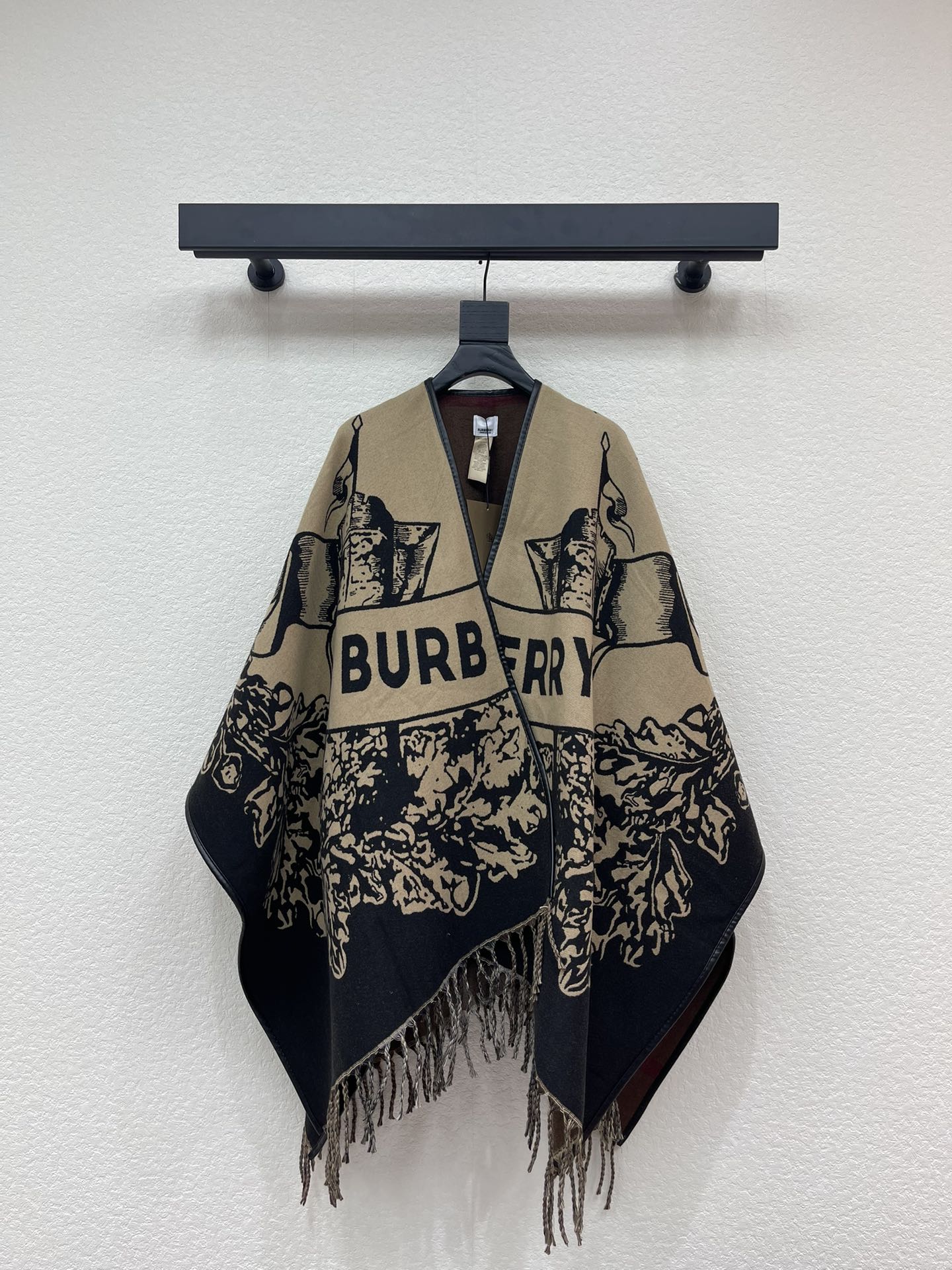 NO:663344,Burberr* 25 new autumn and winter jacquard tassel cashmere scarf and shawl!  Customized jacquard wool material, soft and skin-friendly, warm and comfortable, long and wide shawl scarf version, tassel design, more lively and flexible when swinging, double-sided matching scheme, one side is covered with jacquard logo, and the other side is solid color with gray style, highlighting the brand design sense, classic color matching, high-end and fashionable, a must-have item for the warm atmosphere in autumn and winter!  One size fits all!  ,,burberry,shawls, 19860909Burberr* 25秋冬新款提花垂穗羊绒围巾披肩！定制提花羊毛材质 亲肤柔软 保暖舒适 长宽披肩围巾版型 垂穗设计 摇摆间更活泼灵动 双面搭配方案 一面满铺提花徽标一面纯色搭配灰色格调 彰显品牌设计感 经典配色 高级且时髦 秋冬温暖氛围感必备单品！均码！,,burberry,shawls, ,Women's clothing