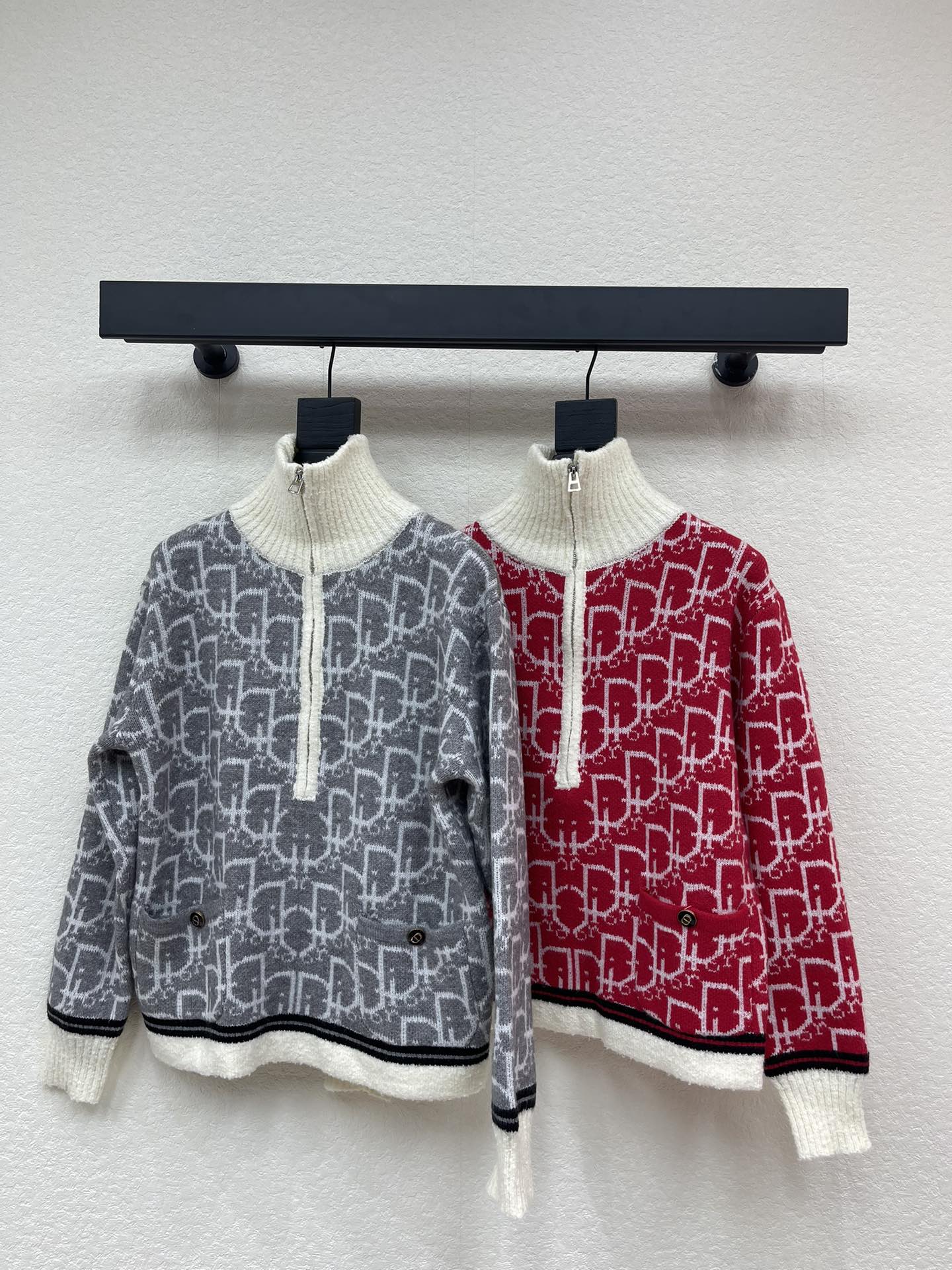 NO:665848,Dio*'s new fall and winter style lapel jacquard half-zip knitted long-sleeved sweater!  Customized wool blended yarn material, soft and comfortable, high-end texture, half-zippered long-sleeved sweater cut, large body, classic presbyopia letter logo jacquard pattern, thread contrast collar sleeves and hem echoing, double pocket button decorative design, highlighting the brand's high-end fashion, regular version is not picky, simple and versatile for daily use!  SML,,dior,sweaters, 19860909Dio*秋冬新款翻领提花半拉链针织长袖毛衣！定制羊毛混纺纱线材质 柔软舒适 质感高级 半开襟拉链长袖毛衣剪裁 大身经典老花字母logo提花图案 螺纹撞色领口袖与下摆相呼应 双口袋纽扣装饰设计 彰显品牌高级时髦 常规版型不挑人 日常简约百搭款！SML,,dior,sweaters, ,Women's clothing