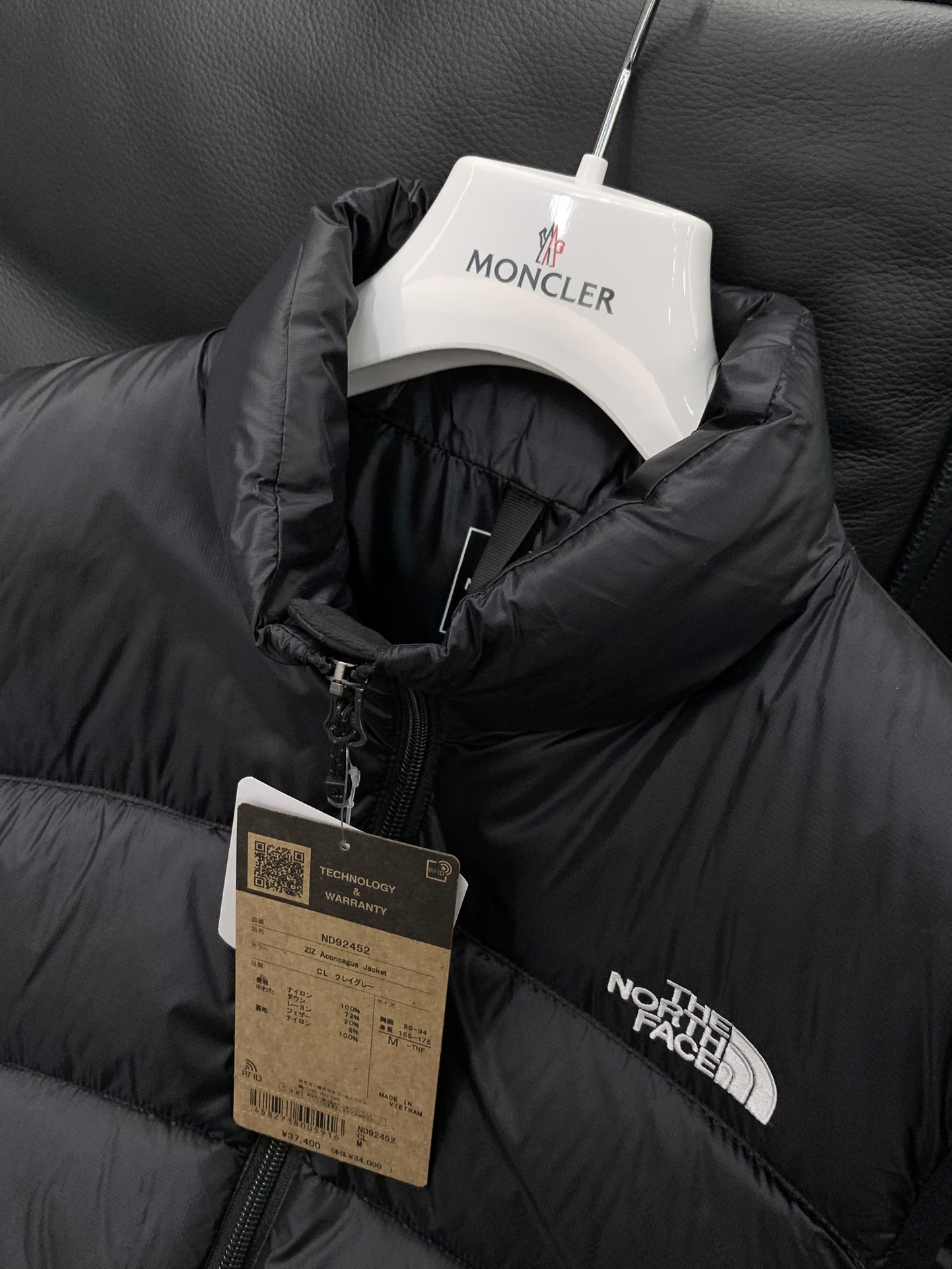 ，The North Face（北面）日版秋冬系列的700羽绒马甲已正式亮相，今年的主打是「轻 & 闪亮