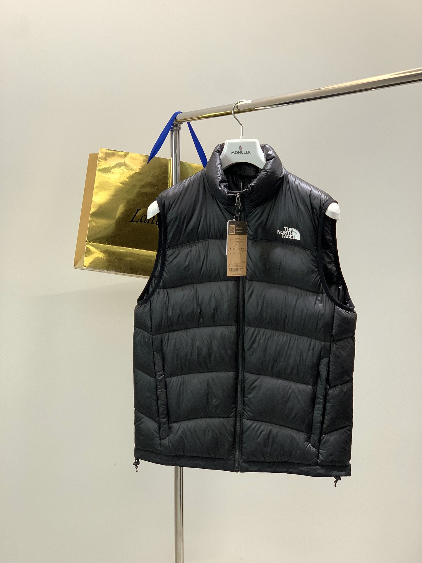 NO:656474,The 700 down vest from The North Face's Japanese autumn and winter series has been officially unveiled. This year's focus is 'light & shiny'. Especially white, it looks cool. The silver-white lightweight nylon fabric shows a pearly white luster effect under the street lights at night. The classic Aconcagua lightweight waterproof photoelectronic down is updated and upgraded based on the original version of 2. It comes with a storage bag for easy carrying and can be used as a middle layer in other products sold separately.  Among the zip-in-zip jackets, it is a very comfortable and warm light-fitting style. A classic re-issue. Tear-proof nylon material. Slightly waterproof, suitable for rainy and snowy days. Moderate thickness and can be worn as an inner layer. North Face Sunline Optoelectronic Vest Down Jacket. Pure 90 white duck down. Color: black, optoelectronic green. Size S M L XL S (chest 55, length 67, shoulder width 43.6, hem 53.5)  M (bust 57, length 69, shoulder width 45, hem 55.5) L (chest 59, length 71, shoulder width 46.5, hem 57.5)19860909,The North Face（北面）日版秋冬系列的700羽绒马甲已正式亮相, 今年的主打是「轻 & 闪亮」.尤其白色,看起来很屌, 银白色的轻质尼龙面料在晚上街头的路灯照射下,呈现一种珍珠白的光泽效果. 经典 Aconcagua 轻量化防水光电子羽绒,根据 2 的原版更新升级, 附有收纳袋方便携带,可作为中间层装配在其他单独发售的 zip-in-zip 外套中, 非常舒适保暖的轻薄合身款.时隔复刻经典版型 防撕裂尼龙材质 轻微 防水 雨雪天能满足 厚度适中还可内搭 北面日线光电子背心羽绒服 纯正90白鸭绒 颜色黑色 光电子绿 尺码 S M L XL S（胸围55 衣长67 肩宽43.6 下摆53.5） M（胸围57 衣长69 肩宽45 下摆55.5） L（胸围59 衣长71 肩宽46.5 下摆57.5） XL（胸围61 衣长73 肩宽48 下摆59.5）,,The North Face,jackets & coats,down jacket,alexander wang,Men's clothing