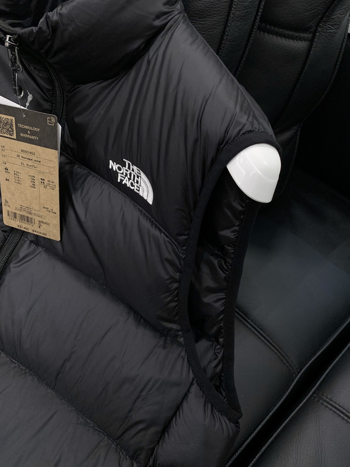 ，The North Face（北面）日版秋冬系列的700羽绒马甲已正式亮相，今年的主打是「轻 & 闪亮