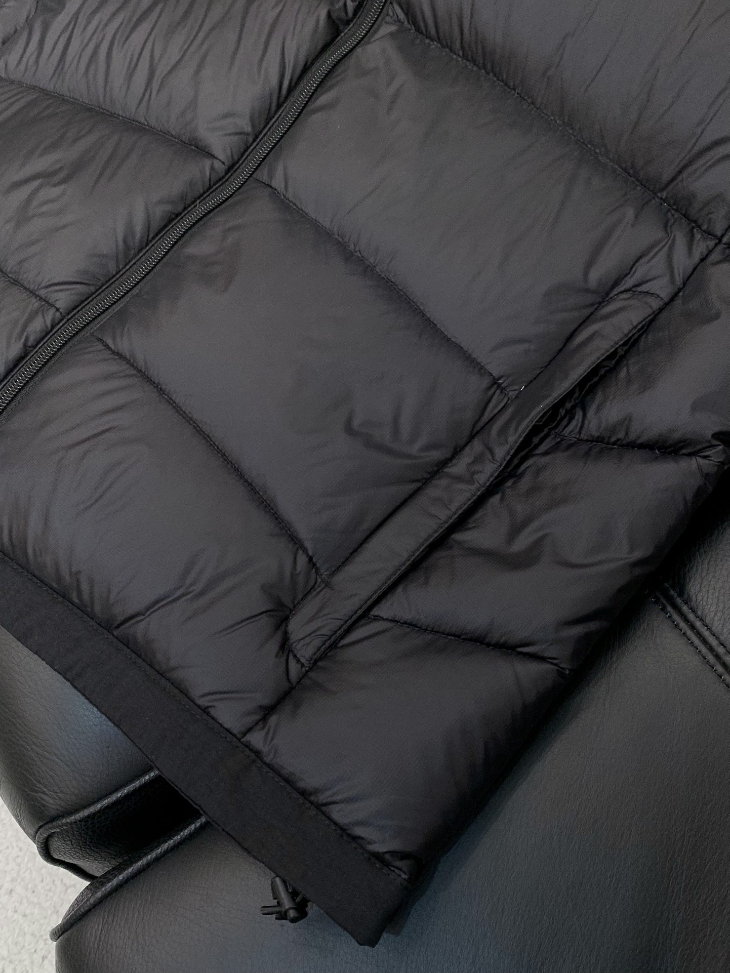 ，The North Face（北面）日版秋冬系列的700羽绒马甲已正式亮相，今年的主打是「轻 & 闪亮