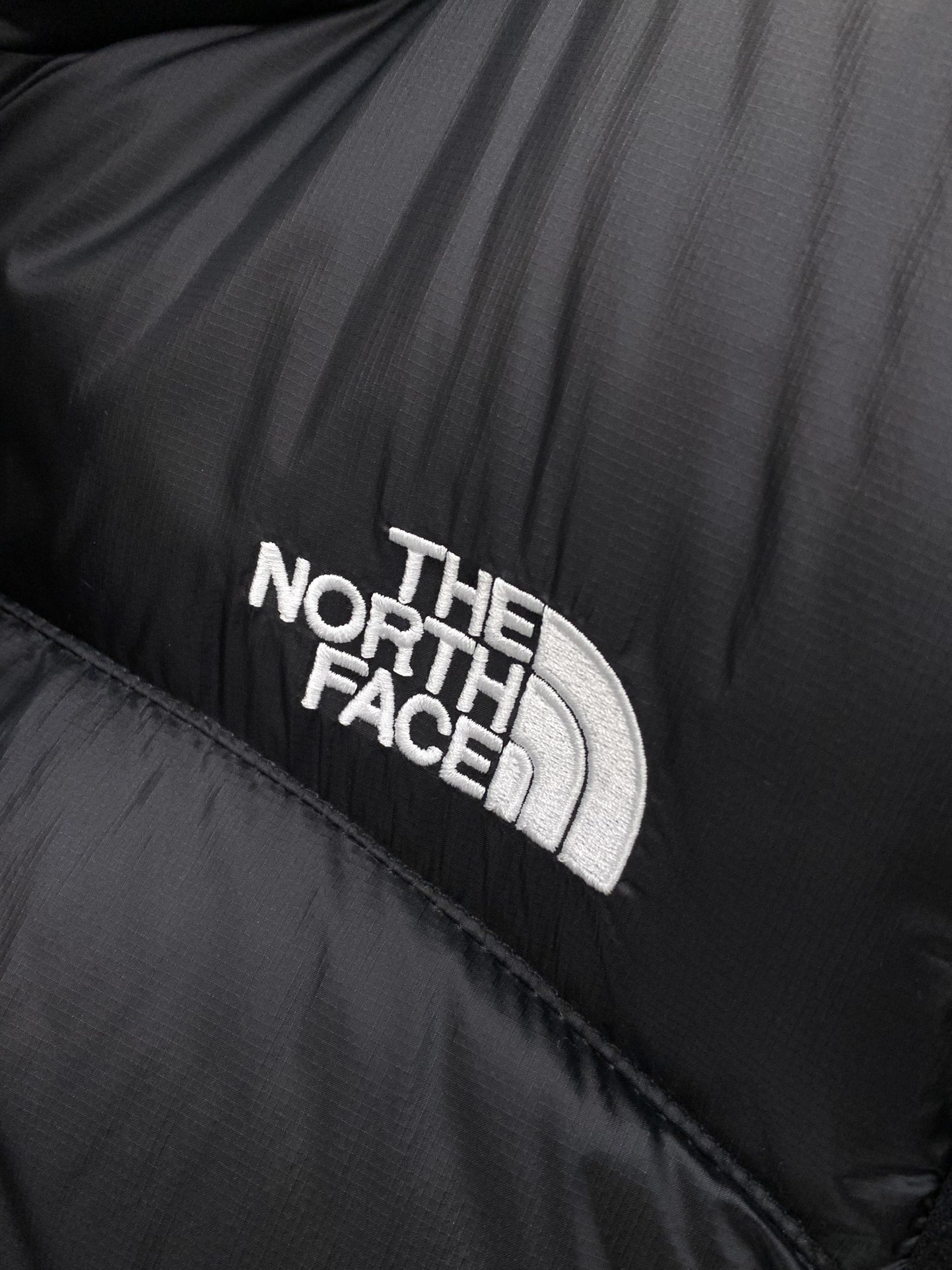 ，The North Face（北面）日版秋冬系列的700羽绒马甲已正式亮相，今年的主打是「轻 & 闪亮