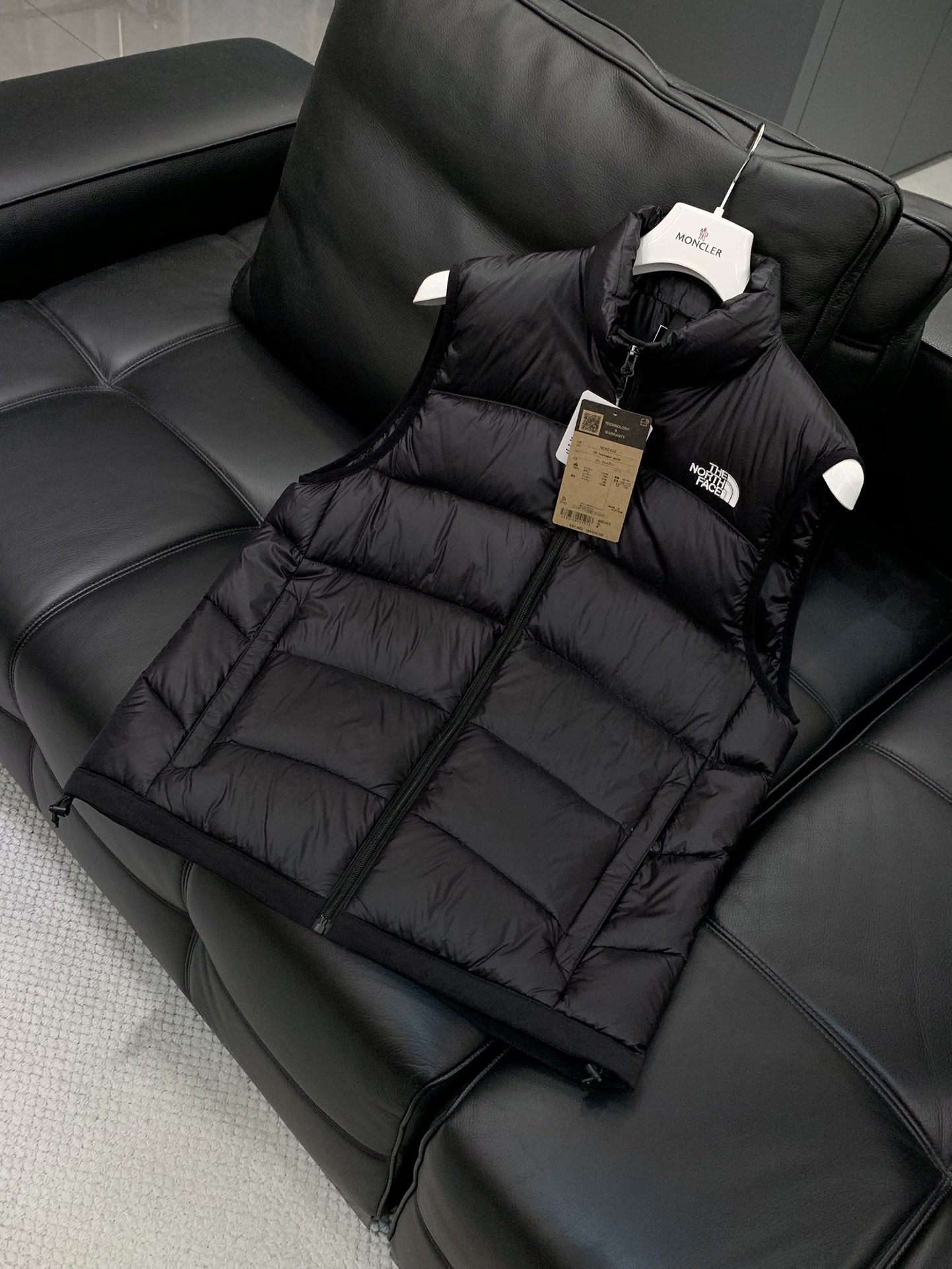 ，The North Face（北面）日版秋冬系列的700羽绒马甲已正式亮相，今年的主打是「轻 & 闪亮