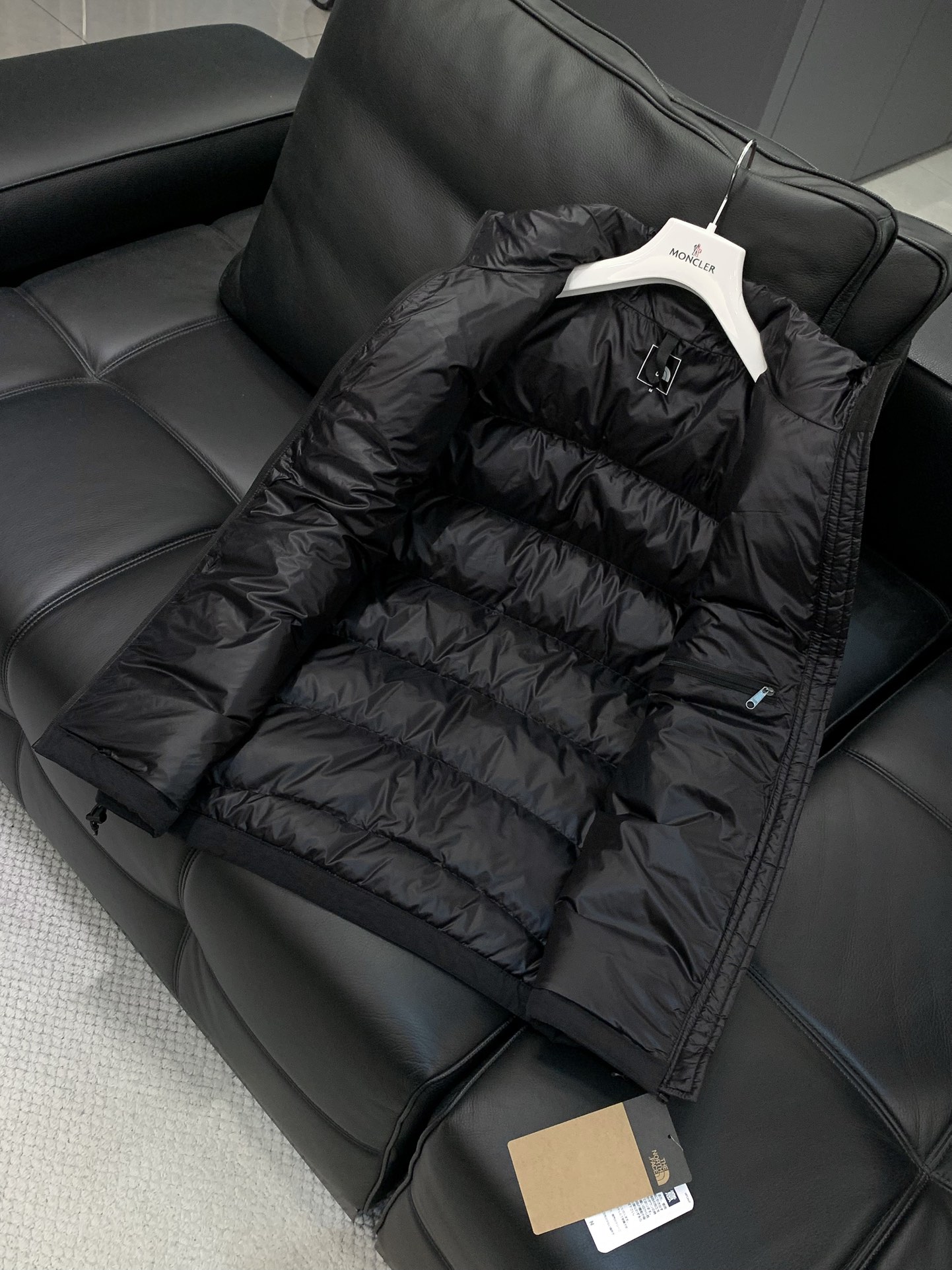 ，The North Face（北面）日版秋冬系列的700羽绒马甲已正式亮相，今年的主打是「轻 & 闪亮