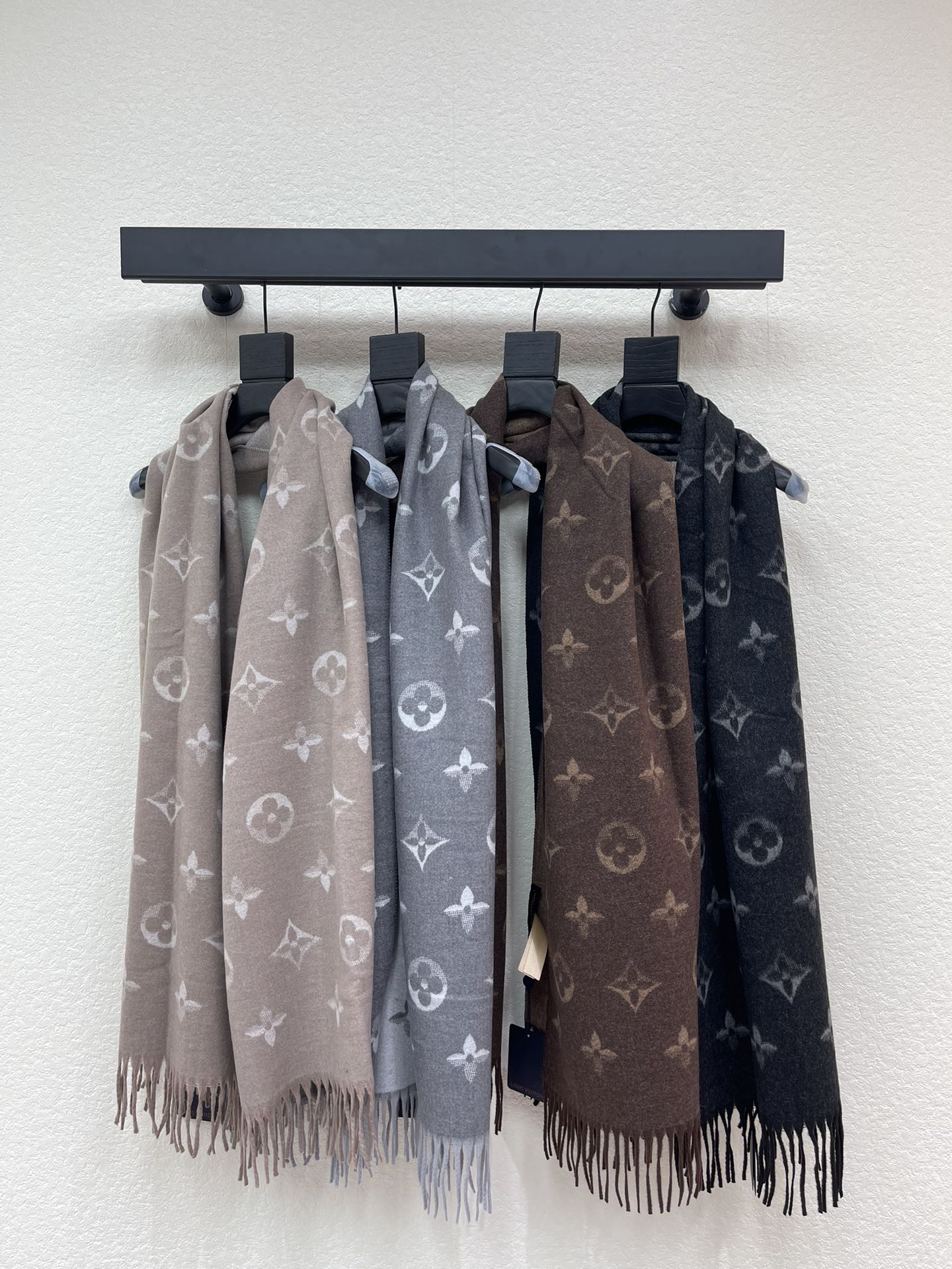 NO:663350,LOUIS VUI*TON 25 new autumn and winter jacquard double-sided tassel cashmere scarf!  Customized jacquard cashmere wool material, soft and skin-friendly, warm and comfortable, long and wide shawl scarf version, tassel design, more lively and flexible when swinging, double-sided letter jacquard logo design to highlight the brand style, dark and light color combinations to form two styles, suitable for more color combinations, overall in line with the hot Maillard trend, a must-have item for autumn and winter warm atmosphere! 圴码！  ,,louis vuitton,shawls, 19860909LOUIS VUI*TON 25秋冬新款提花两面垂穗羊绒围巾！定制提花羊绒羊毛材质 亲肤柔软 保暖舒适 长宽披肩围巾版型 垂穗设计 摇摆间更活泼灵动 双面满铺字母提花徽标设计 彰显品牌格调 深浅配色穿插组合成两种风格 适配更多色系穿搭 整体符合时下大热美拉德潮流 秋冬温暖氛围感必备单品！圴码！,,louis vuitton,shawls, ,Women's clothing