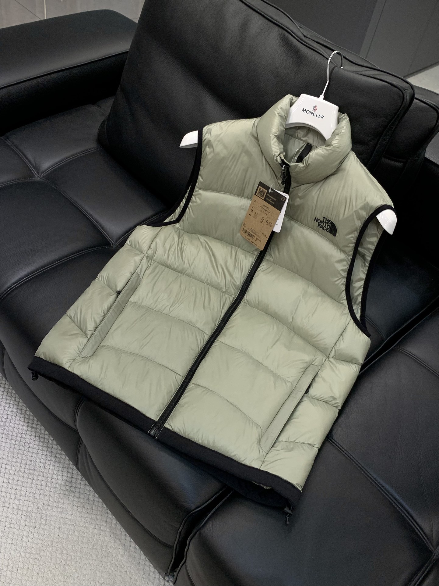 ，The North Face（北面）日版秋冬系列的700羽绒马甲已正式亮相，今年的主打是「轻 & 闪亮