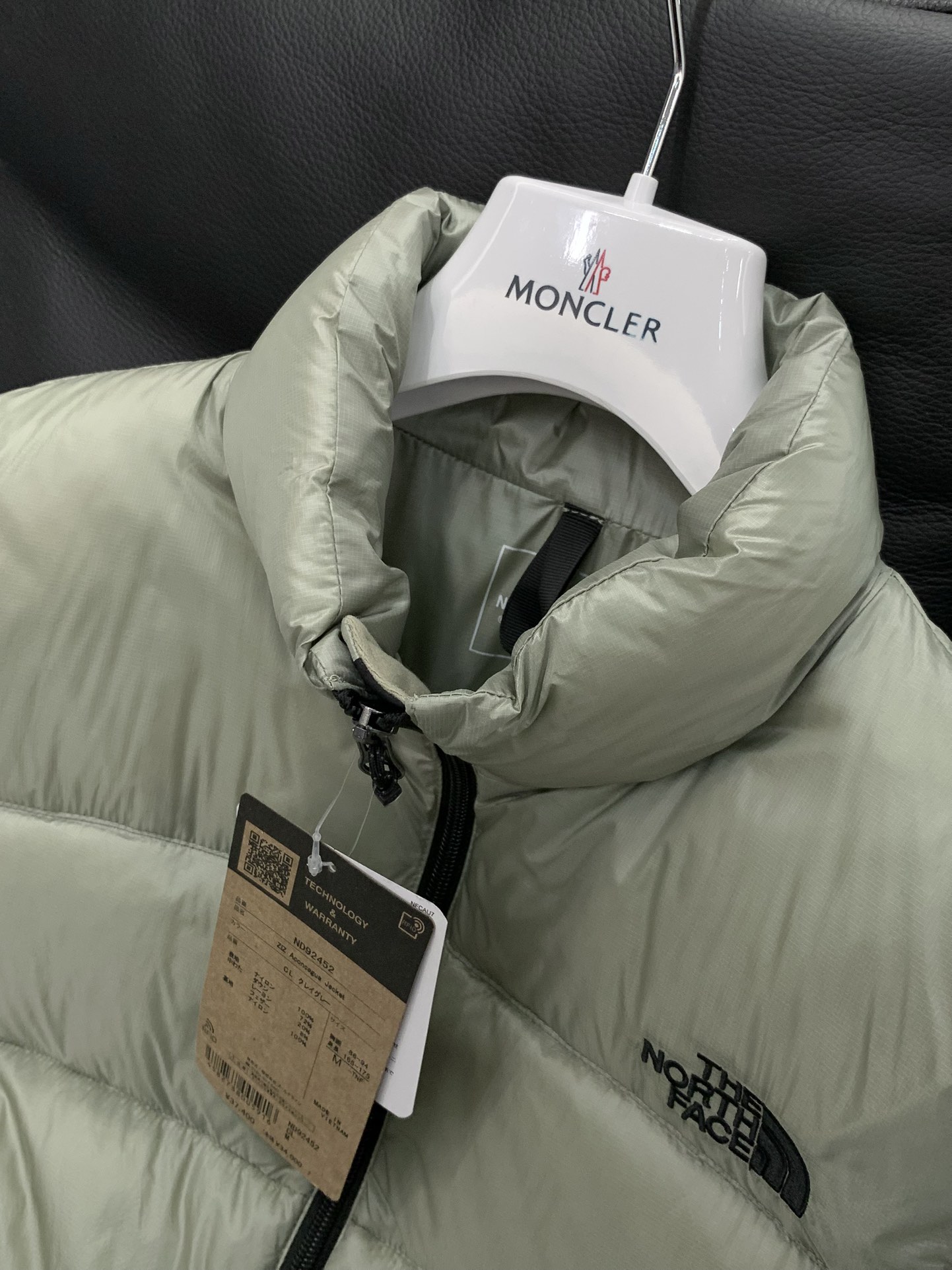 ，The North Face（北面）日版秋冬系列的700羽绒马甲已正式亮相，今年的主打是「轻 & 闪亮