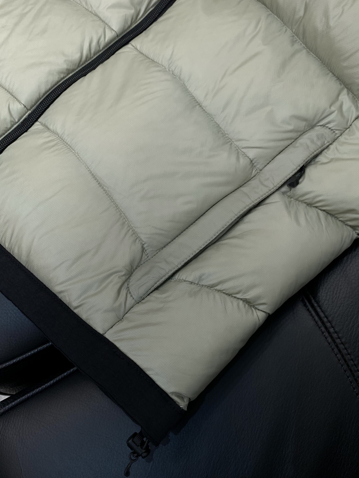 ，The North Face（北面）日版秋冬系列的700羽绒马甲已正式亮相，今年的主打是「轻 & 闪亮