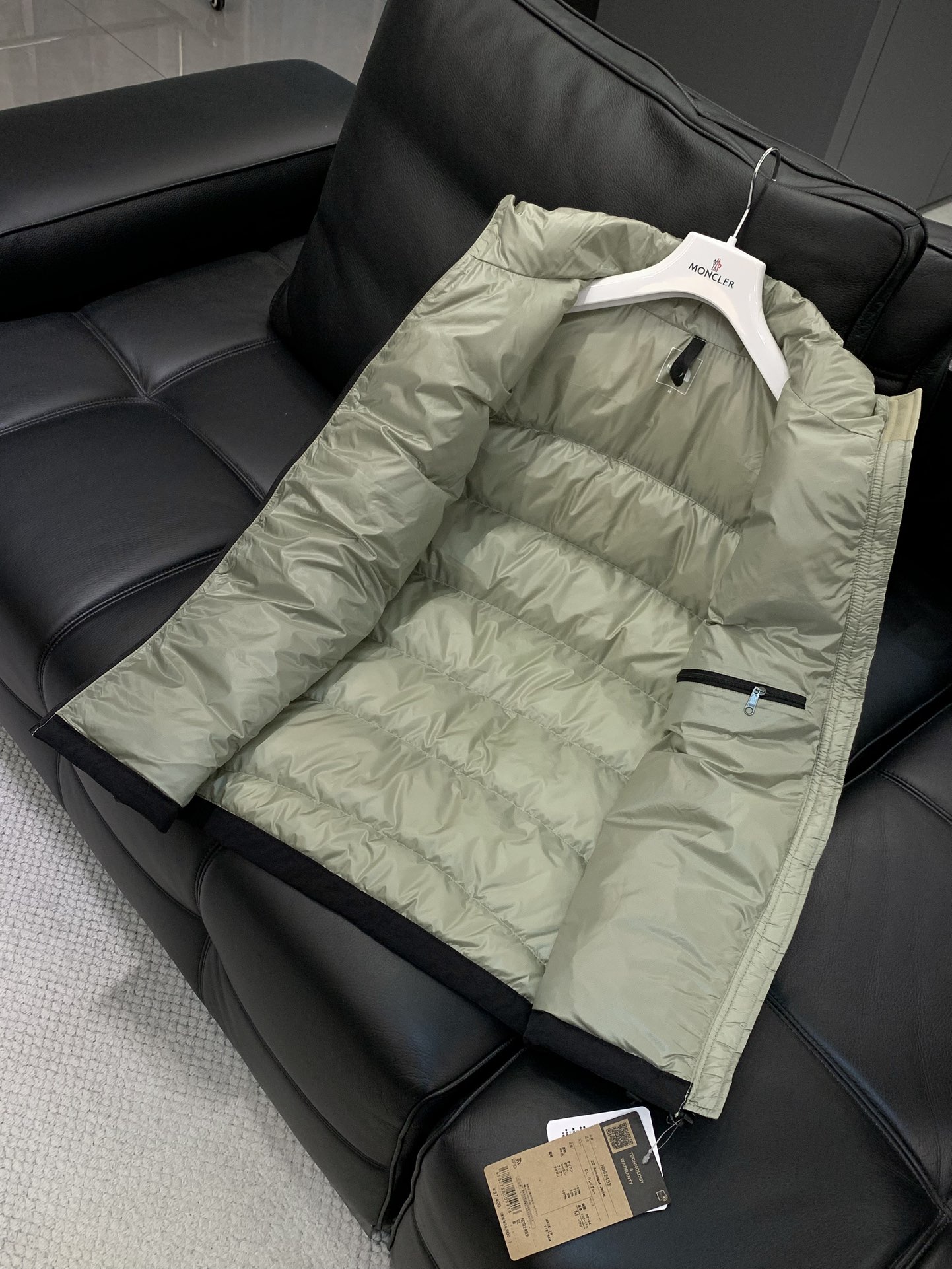 ，The North Face（北面）日版秋冬系列的700羽绒马甲已正式亮相，今年的主打是「轻 & 闪亮