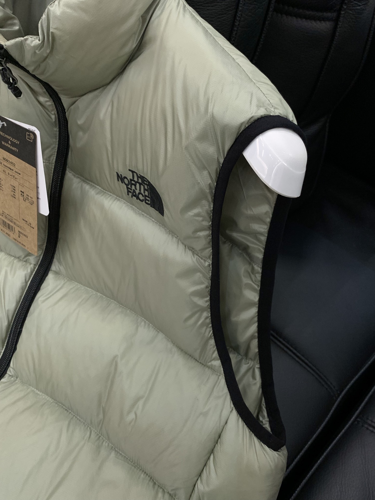 ，The North Face（北面）日版秋冬系列的700羽绒马甲已正式亮相，今年的主打是「轻 & 闪亮