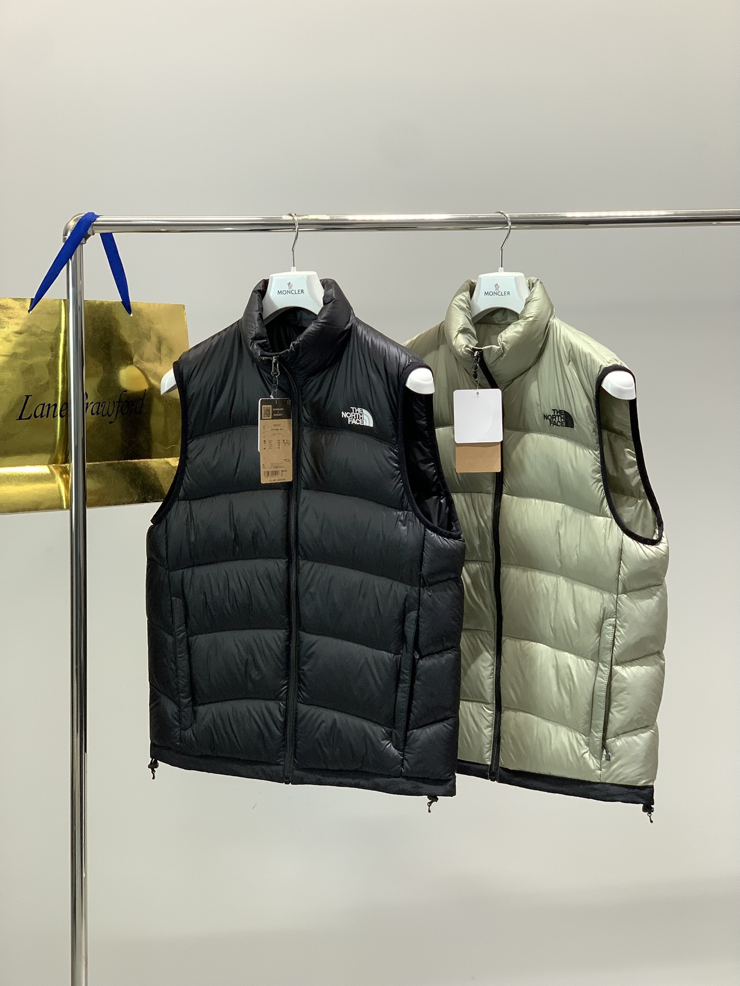 ，The North Face（北面）日版秋冬系列的700羽绒马甲已正式亮相，今年的主打是「轻 & 闪亮