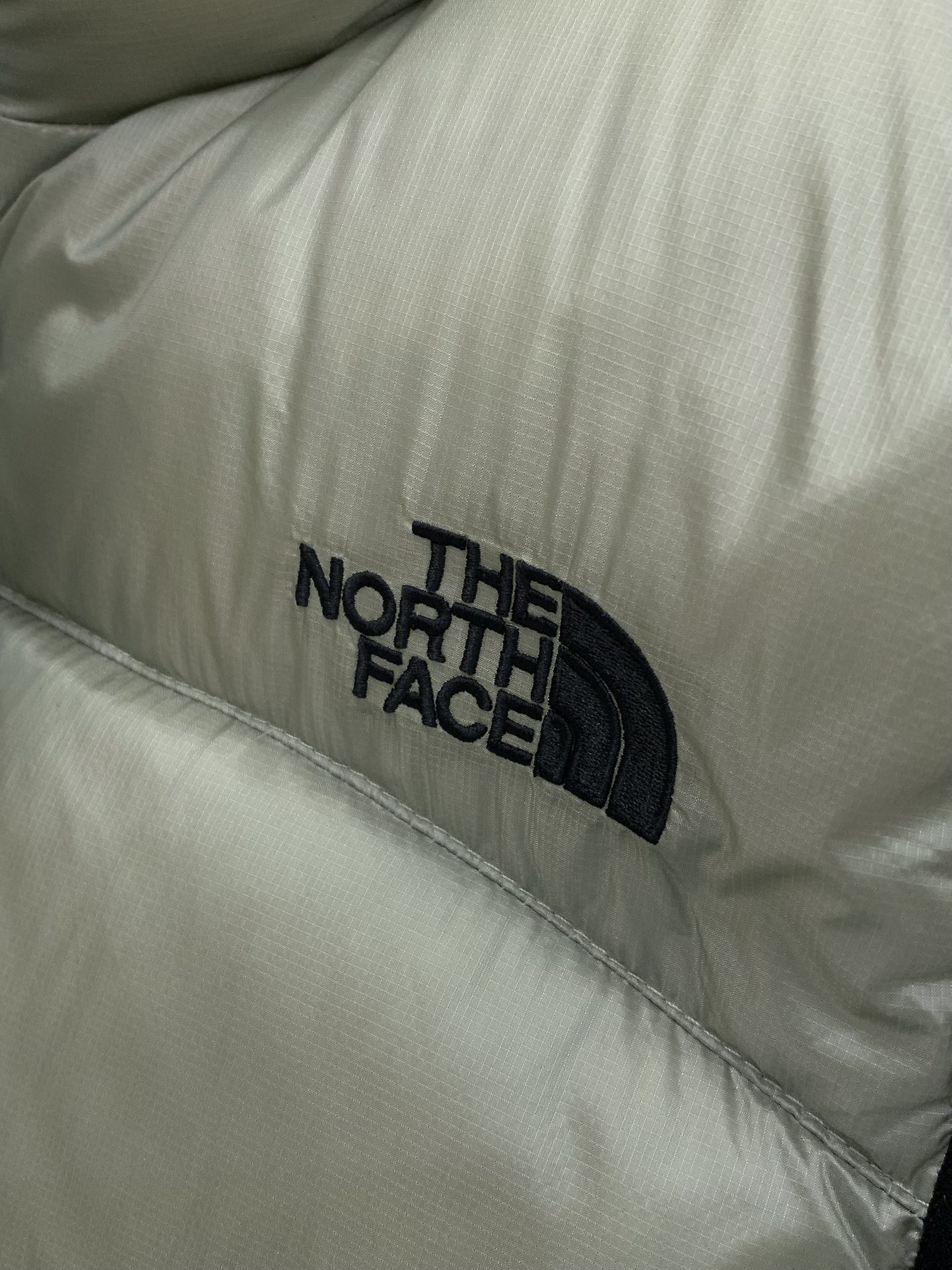 ，The North Face（北面）日版秋冬系列的700羽绒马甲已正式亮相，今年的主打是「轻 & 闪亮