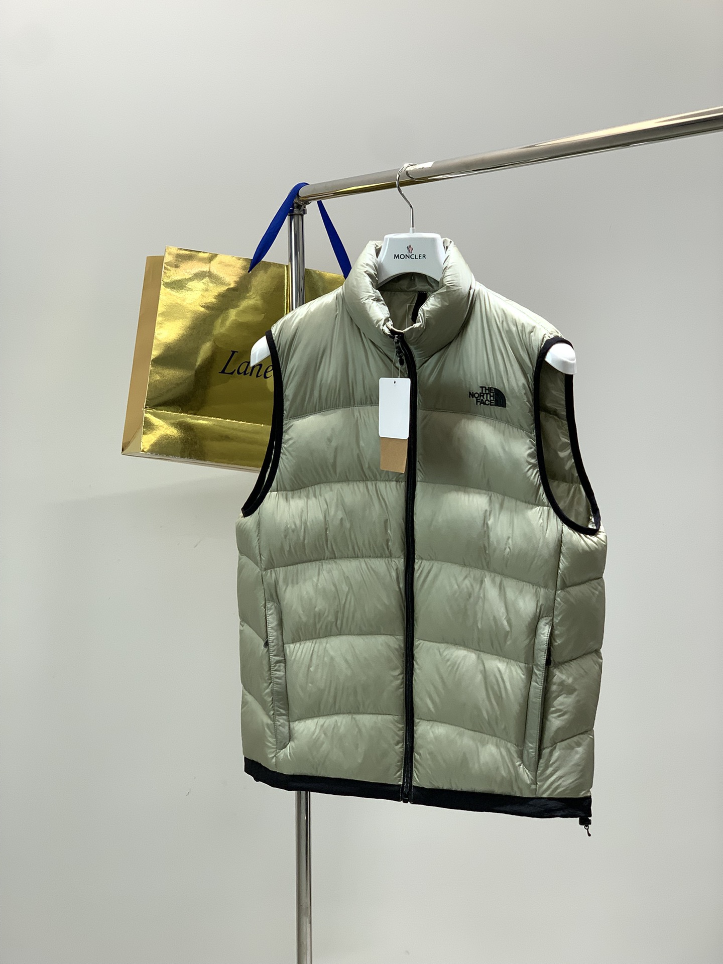 ，The North Face（北面）日版秋冬系列的700羽绒马甲已正式亮相，今年的主打是「轻 & 闪亮