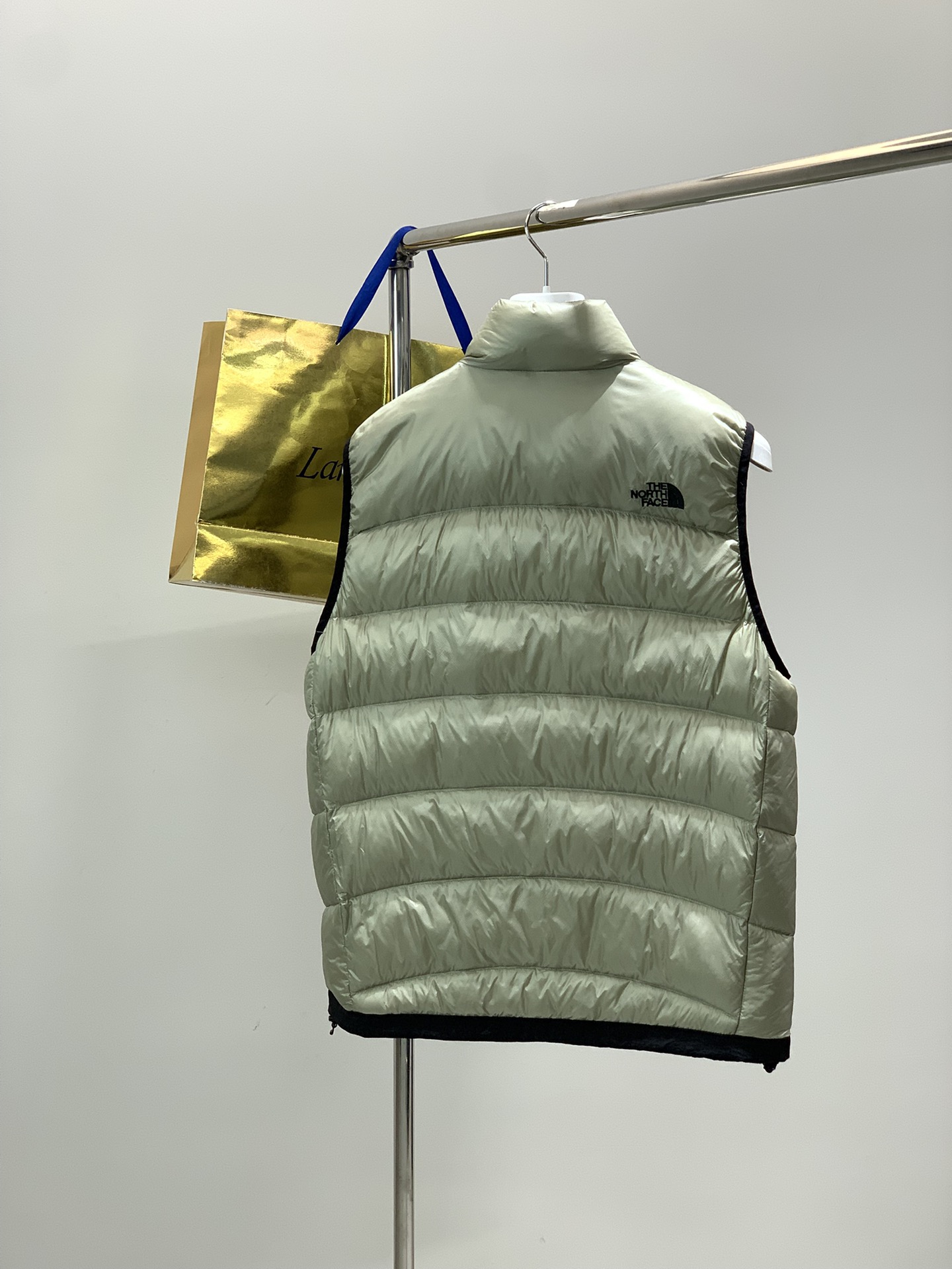 ，The North Face（北面）日版秋冬系列的700羽绒马甲已正式亮相，今年的主打是「轻 & 闪亮