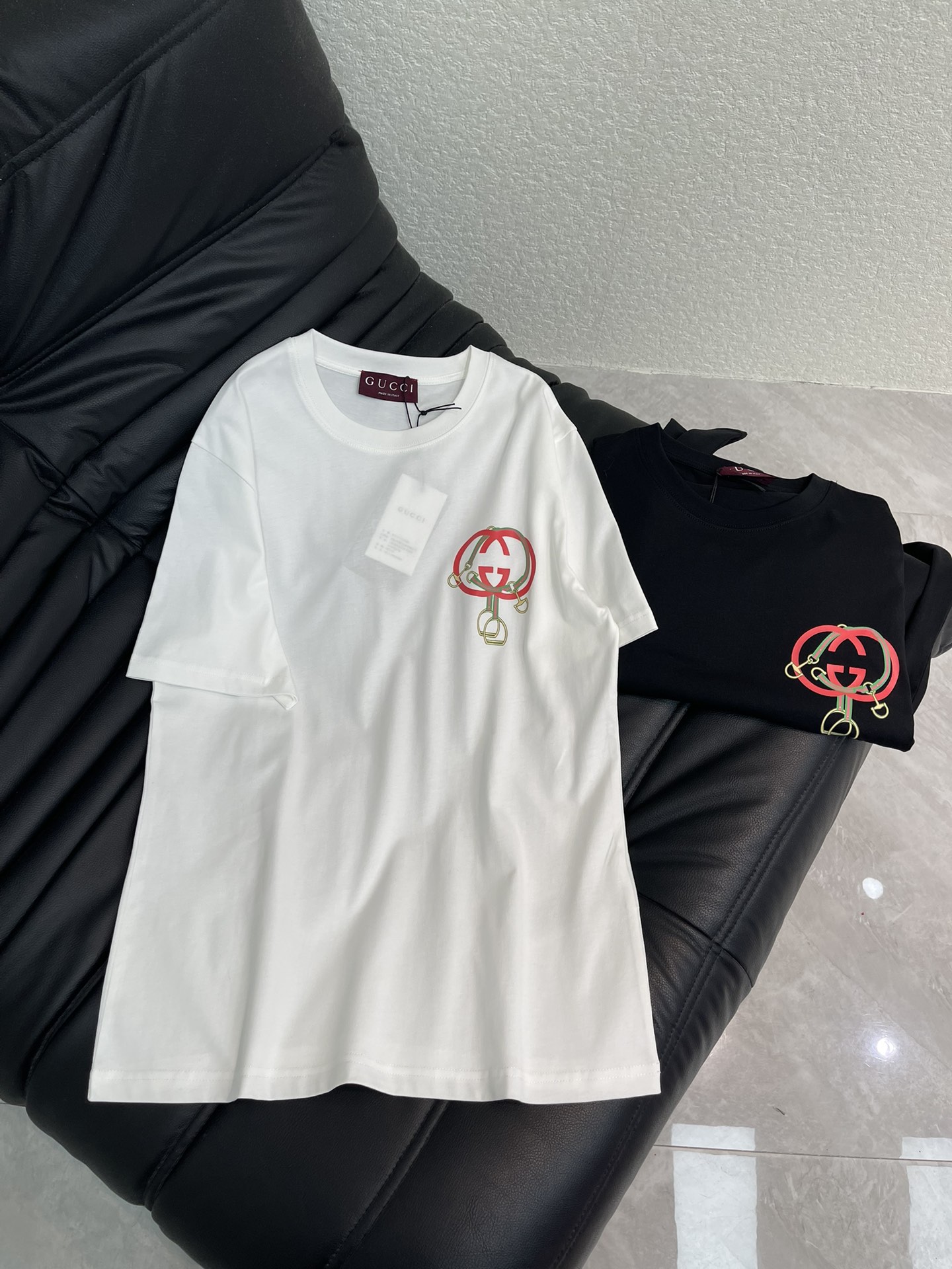 NO:665858,Gucc* 26 new spring and summer double G printed round neck short-sleeved T-shirt丨Exclusive high-end version!  Selected high-count pure cotton fabrics are soft and skin-friendly. The classic round-neck cut is suitable for various body shapes. The loose fit creates a casual and lazy feeling; the contrasting double G print design on the side is eye-catching but unobtrusive. The red and gold color embellishments show the brand's classic aesthetics, and the details outline a light luxury texture. SML,, gucci, T-shirt, tees, t-shirt,  19860909Gucc* 26春夏新款双G印花圆领短袖T恤丨独家高版出品！精选高支纯棉面料,触感软糯亲肤,经典圆领剪裁适配各种身形,宽松版型营造随性慵懒感；侧边撞色双G印花设计吸睛又不张扬,红金配色点缀尽显品牌经典美学,细节处勾勒出轻奢质感.SML,,gucci,T-shirt,tees，t-shirt, ,Women's clothing