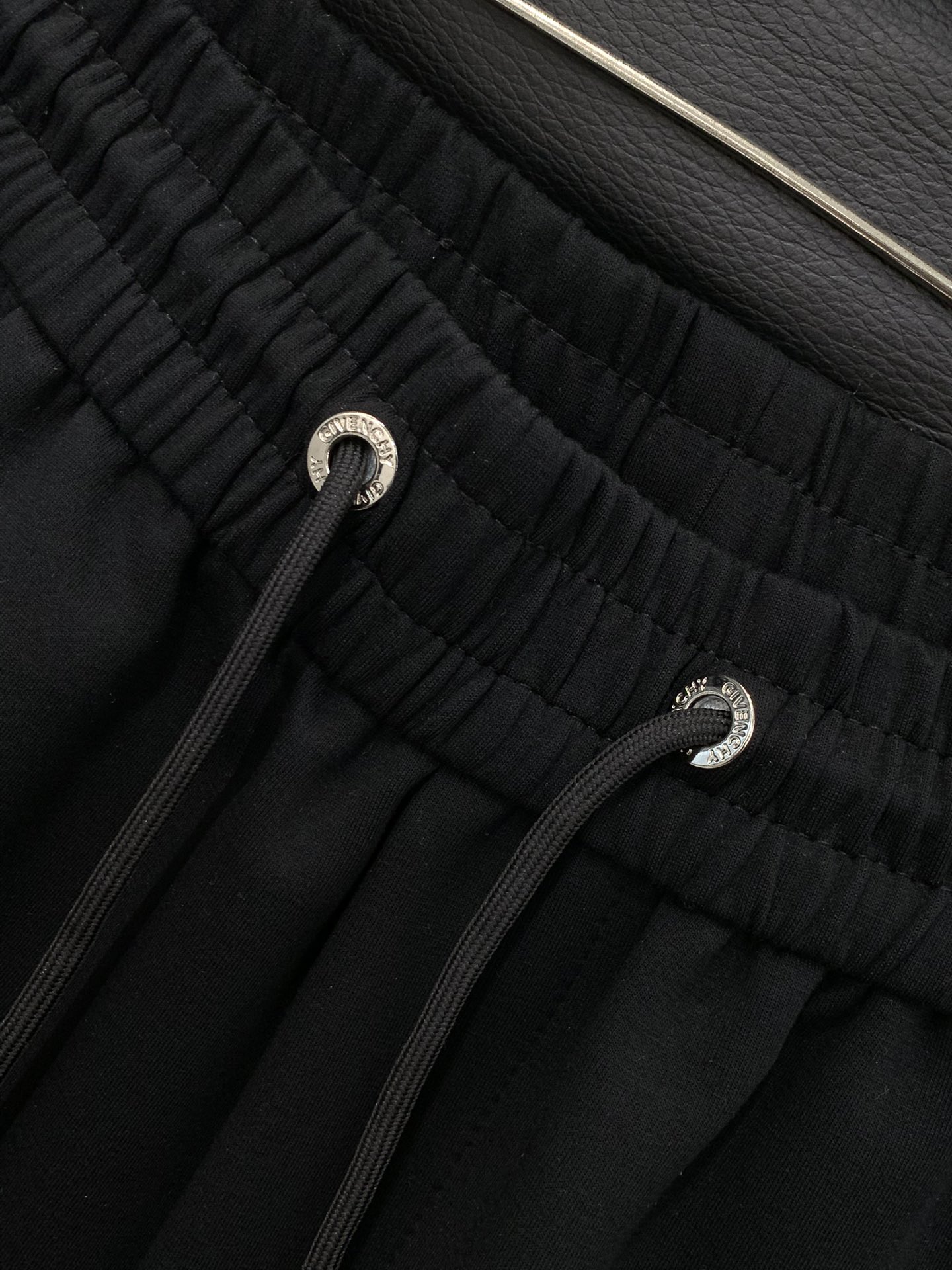 ，纪梵希黑色直筒休闲裤时尚系列，独特设计，抽绳休闲长裤 订纱开始订染和订纺。国内某大厂出口日本 和供应几