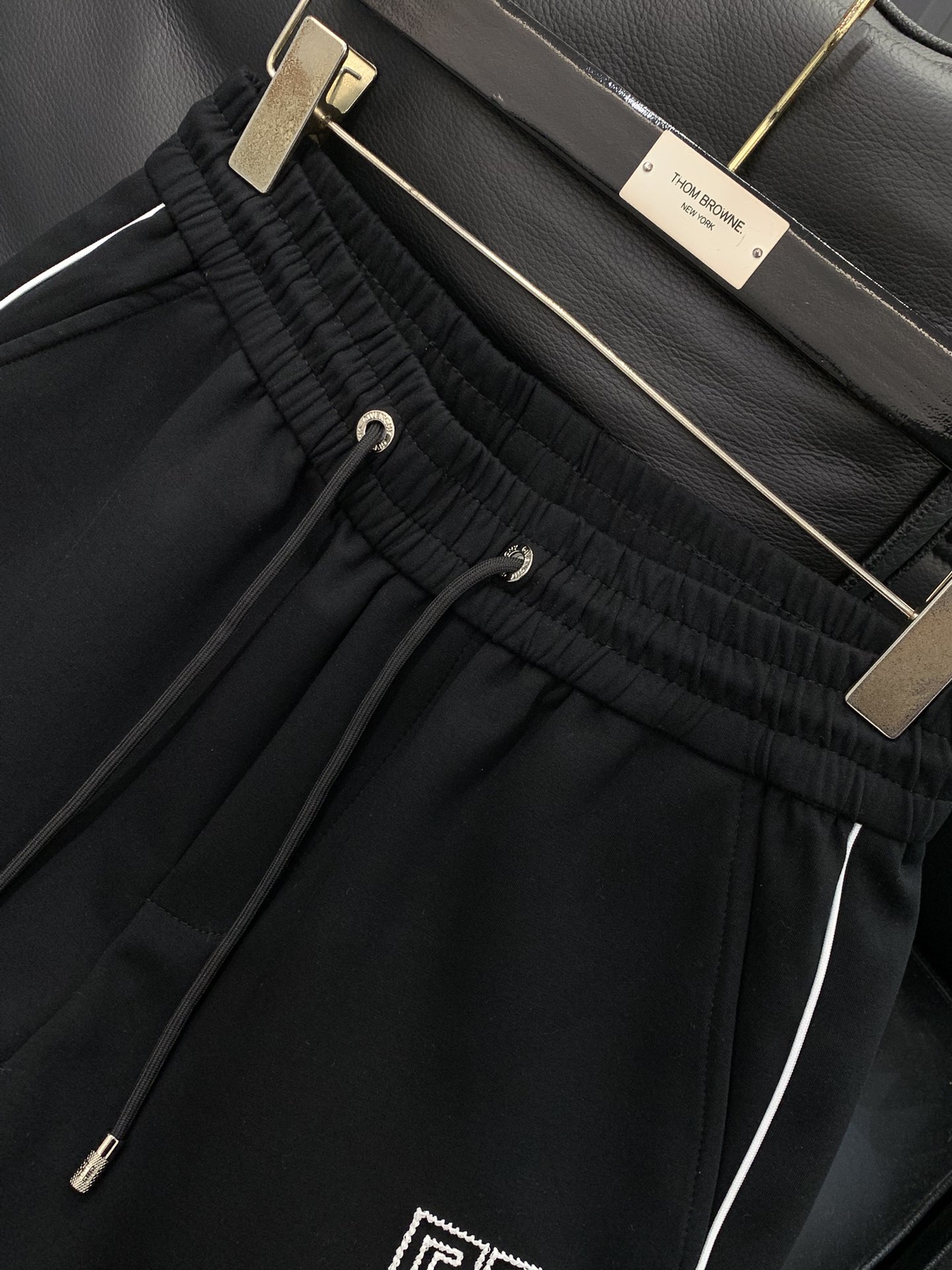 ，纪梵希黑色直筒休闲裤时尚系列，独特设计，抽绳休闲长裤 订纱开始订染和订纺。国内某大厂出口日本 和供应几