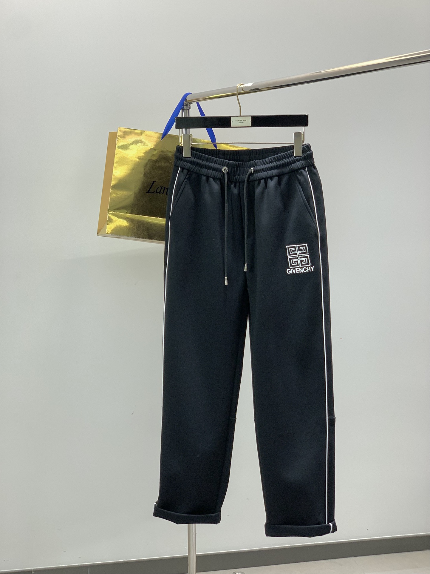 NO:656447,, Givenchy black straight casual trousers, fashion series, unique design, drawstring casual trousers, yarn dyeing and spinning started. A major domestic factory exports to Japan and supplies fabrics of several top brands. It feels soft and waxy, quite wide and stylish, solving the problem of discoloration after washing. The pants are neat and elegant, size M-4XL,,givenchy,alexander wang19860909,纪梵希黑色直筒休闲裤 时尚系列,独特设计,抽绳休闲长裤 订纱开始订染和订纺. 国内某大厂出口日本 和供应几大顶级品牌的面料. 手感软糯 , 挺阔有型 , 解决 , 洗涤变色的问题. 裤型利落大气 , 尺码M-4XL,,givenchy,alexander wang,Men's clothing